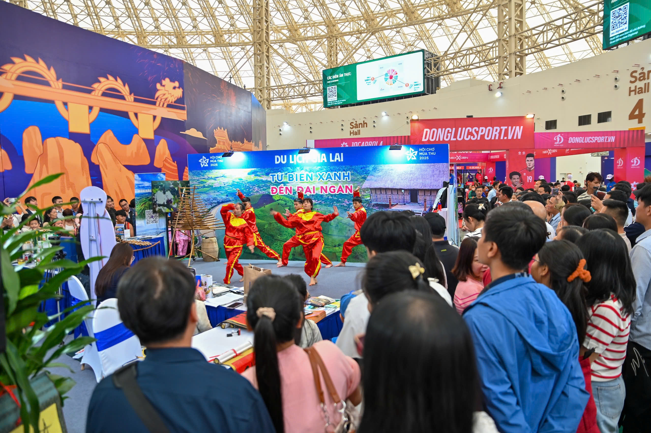 Hội chợ M&ugrave;a Thu 2025: Ng&agrave;n người đổ về săn h&agrave;ng h&oacute;a giảm gi&aacute; lớn nhất cả nước - Ảnh 9.