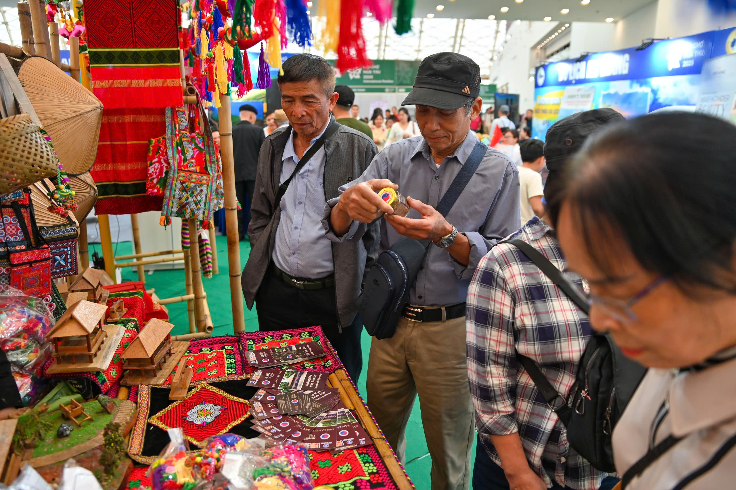 Hội chợ M&ugrave;a Thu 2025: Ng&agrave;n người đổ về săn h&agrave;ng h&oacute;a giảm gi&aacute; lớn nhất cả nước - Ảnh 11.