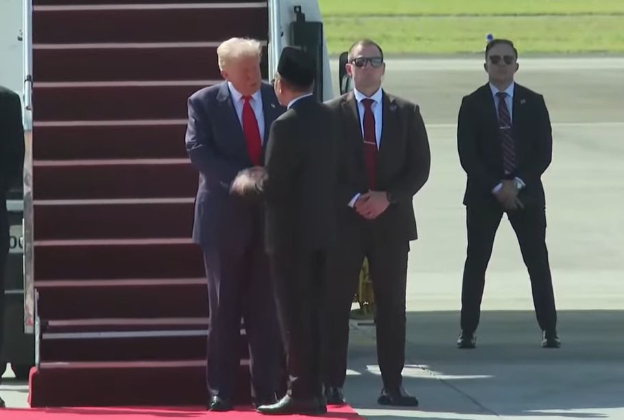 Tổng thống Donald Trump đến Malaysia, tham dự các hội nghị ASEAN - Ảnh 2.