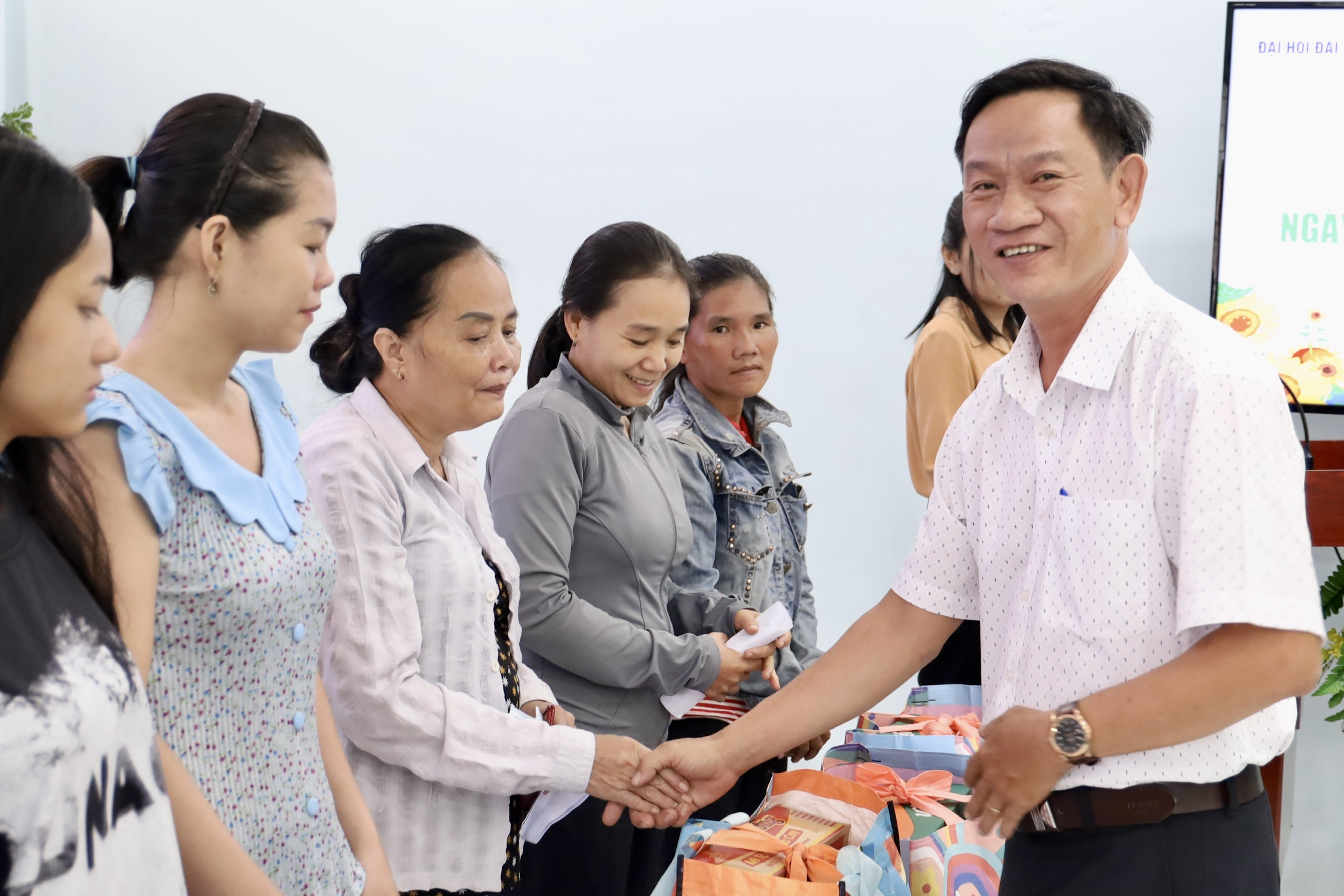 Kh&ocirc;ng kh&iacute; ấm &aacute;p, nghĩa t&igrave;nh tại &ldquo;Ng&agrave;y hội Non s&ocirc;ng - D&acirc;n tộc kết đo&agrave;n&rdquo; x&atilde; B&igrave;nh Lợi - Ảnh 3.