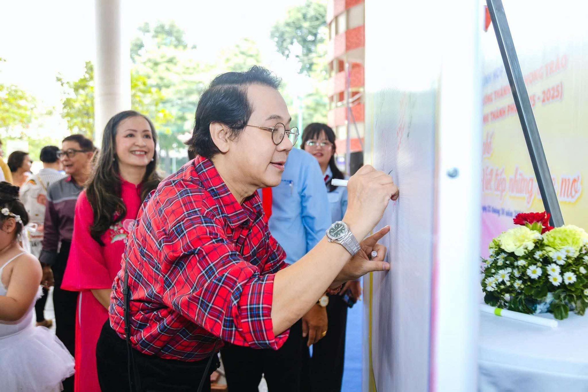 Th&agrave;nh Lộc, Hữu Nghĩa x&uacute;c động tại Nh&agrave; Thiếu nhi Th&agrave;nh phố - Ảnh 1.
