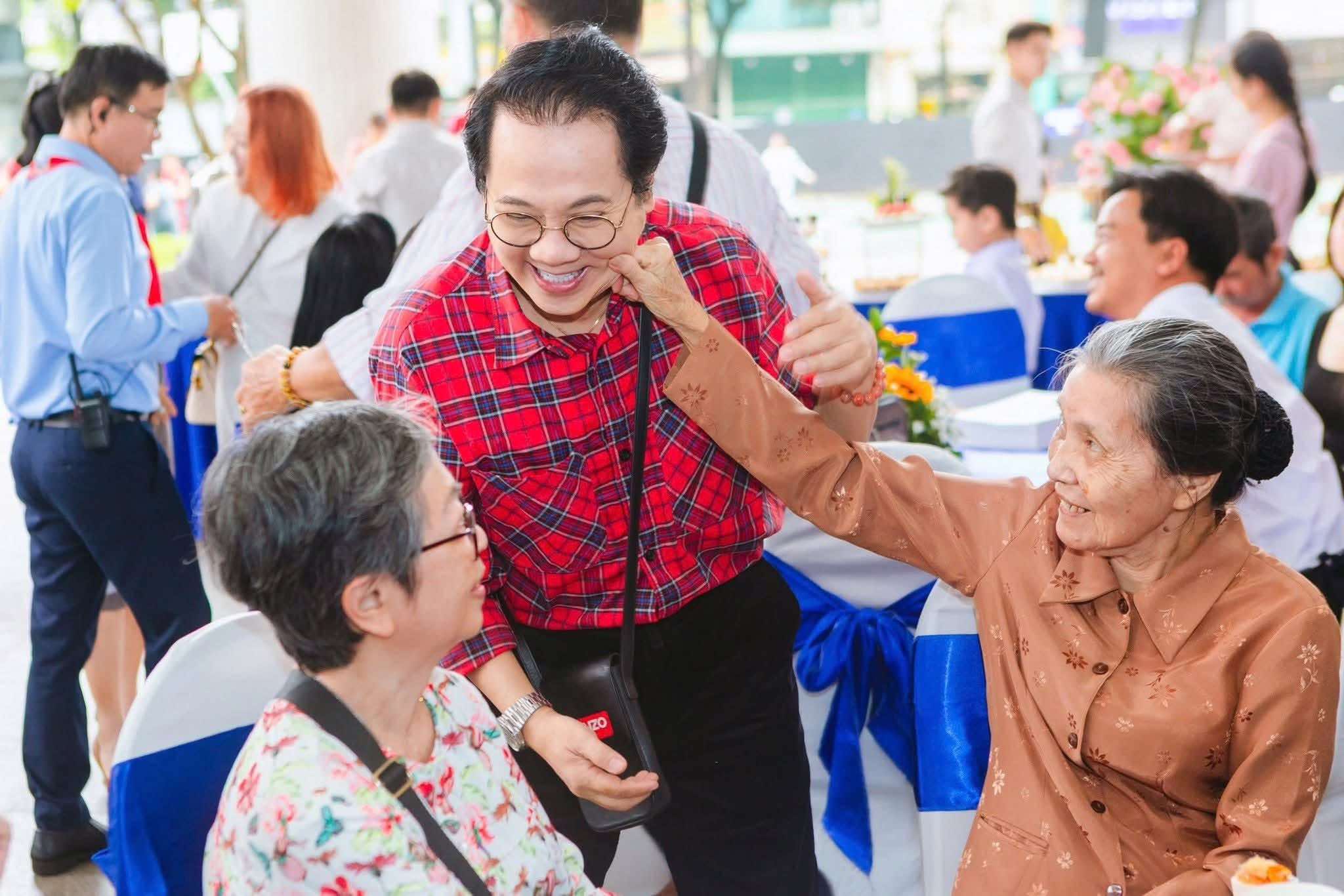Th&agrave;nh Lộc, Hữu Nghĩa x&uacute;c động tại Nh&agrave; Thiếu nhi Th&agrave;nh phố - Ảnh 4.