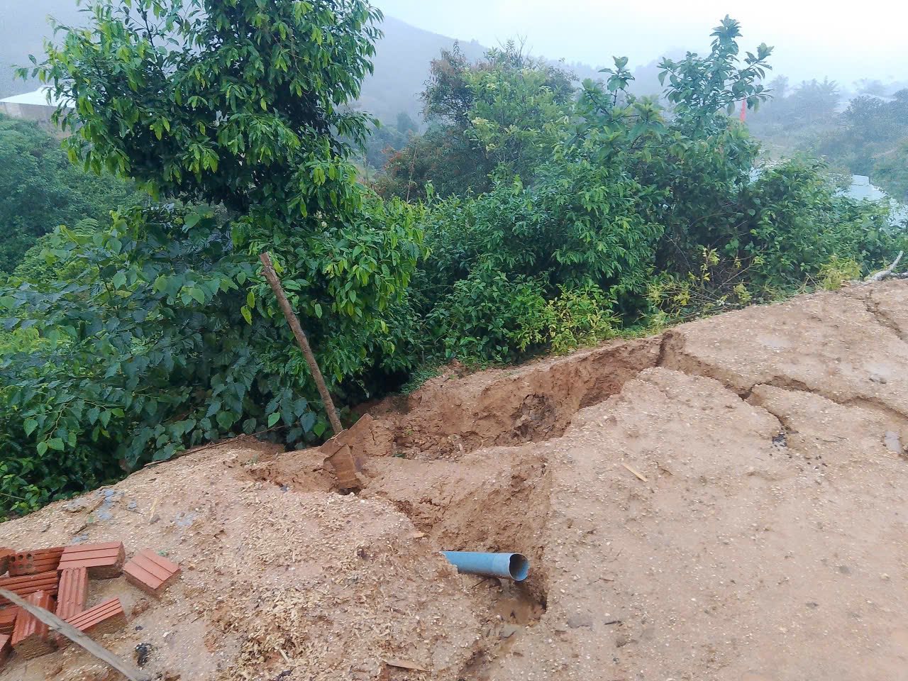 Đà Nẵng mưa to, nhiều nơi bị sạt lở, thủy điện xả lũ lưu lượng lớn - Ảnh 4.