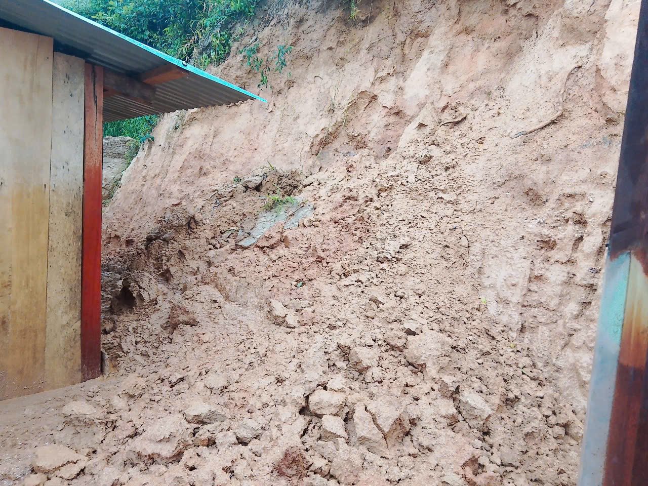 Đà Nẵng mưa to, nhiều nơi bị sạt lở, thủy điện xả lũ lưu lượng lớn - Ảnh 3.