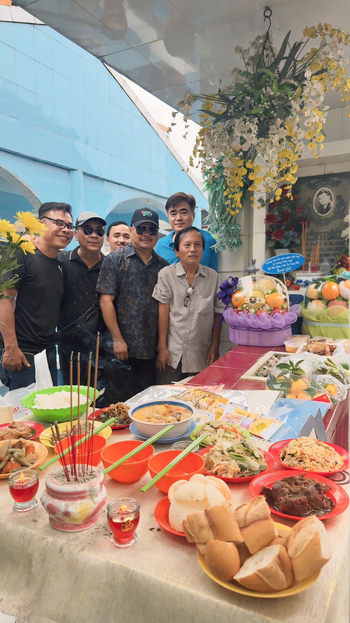 Quyền Linh, NSƯT Nguyễn Phương Điền&hellip; thăm mộ L&ecirc; C&ocirc;ng Tuấn Anh - Ảnh 5.