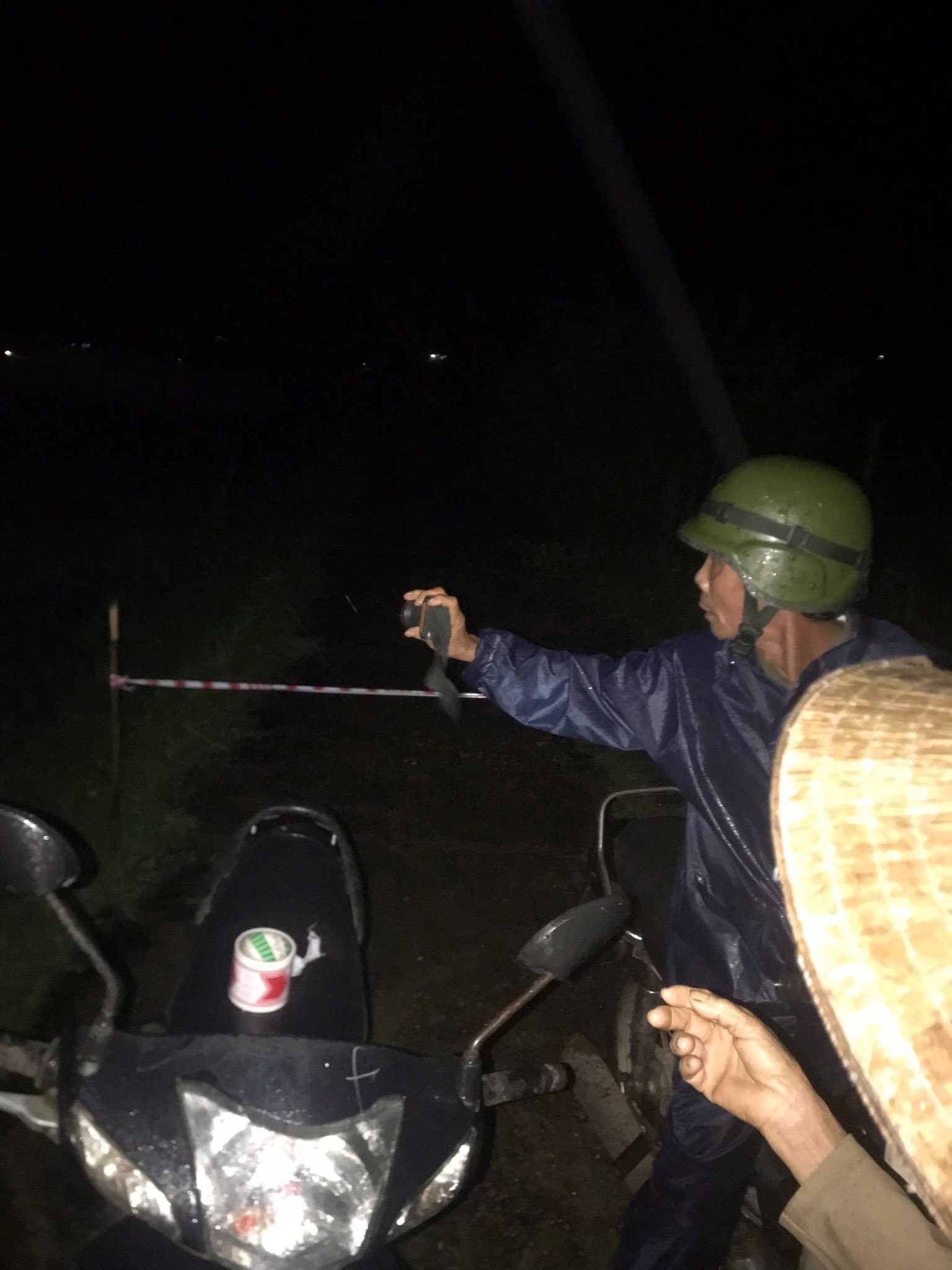 Mưa lớn tại Đà Nẵng gây ngập lụt , người dân chạy lũ khẩn cấp trong đêm - Ảnh 15.