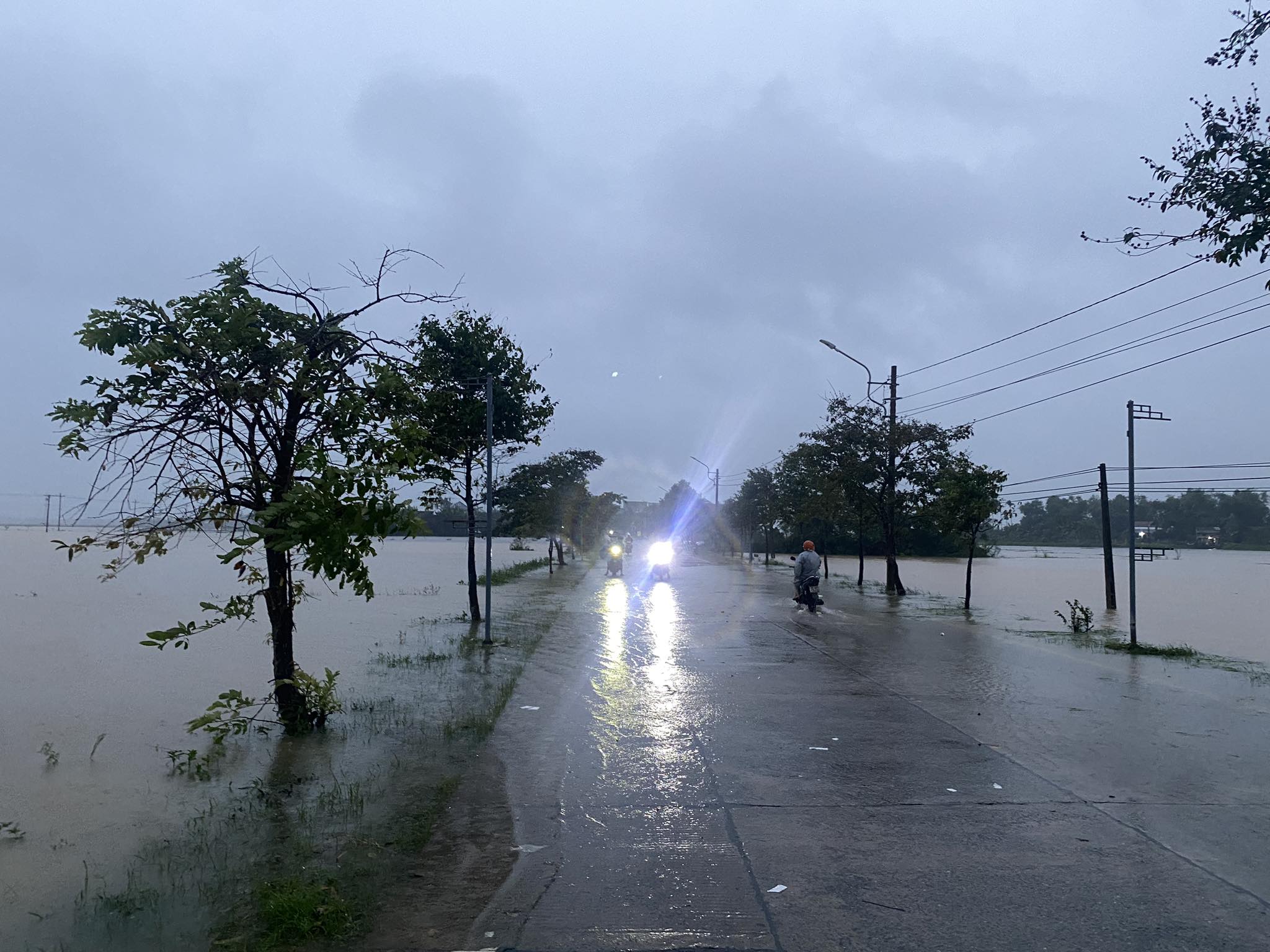 Mưa lớn tại Đà Nẵng gây ngập lụt , người dân chạy lũ khẩn cấp trong đêm - Ảnh 4.