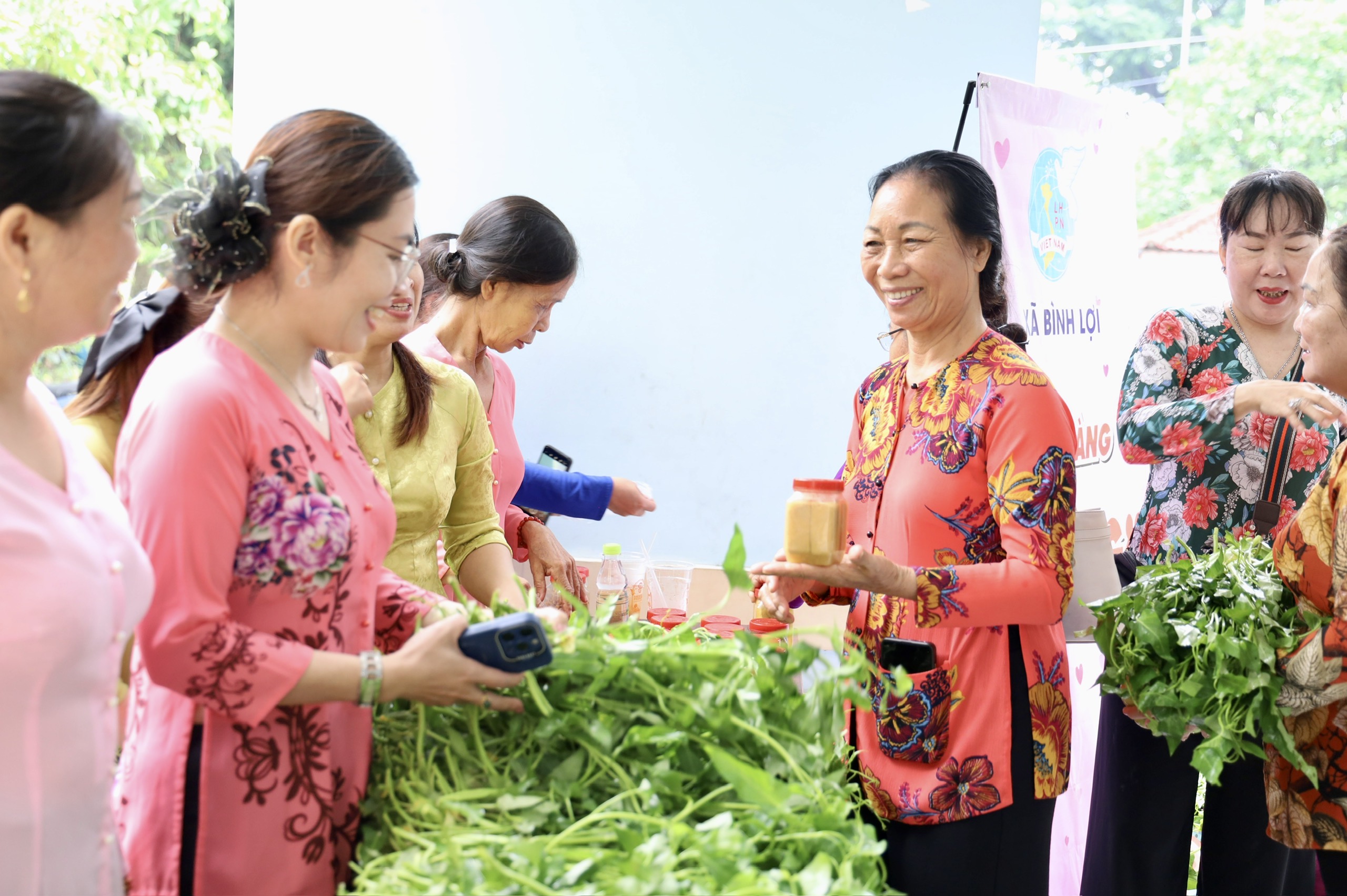 Kh&ocirc;ng kh&iacute; ấm &aacute;p, nghĩa t&igrave;nh tại &ldquo;Ng&agrave;y hội Non s&ocirc;ng - D&acirc;n tộc kết đo&agrave;n&rdquo; x&atilde; B&igrave;nh Lợi - Ảnh 6.
