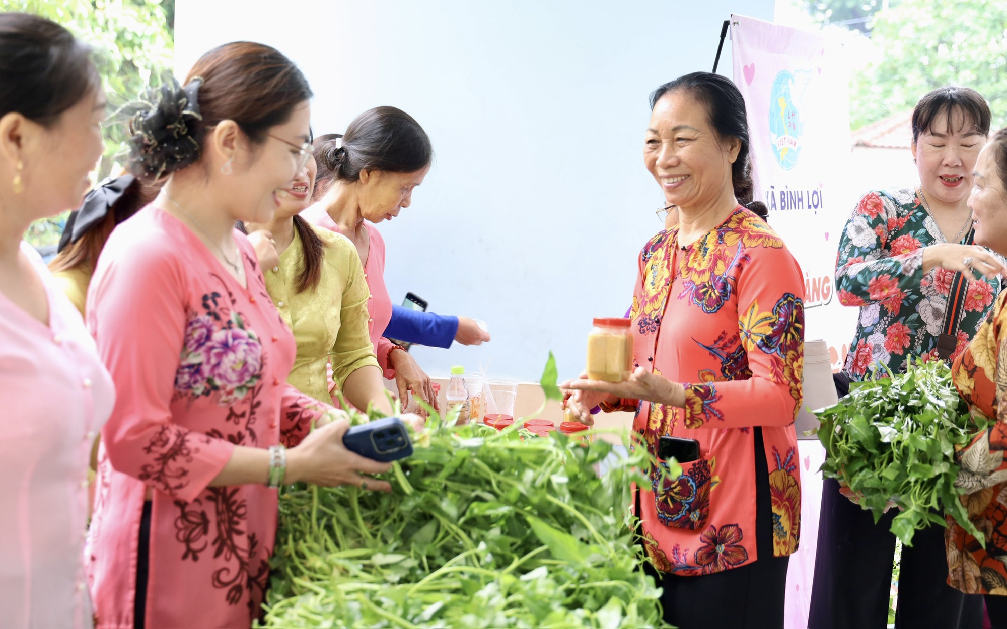 Không khí ấm áp, nghĩa tình tại “Ngày hội Non sông - Dân tộc kết đoàn” xã Bình Lợi