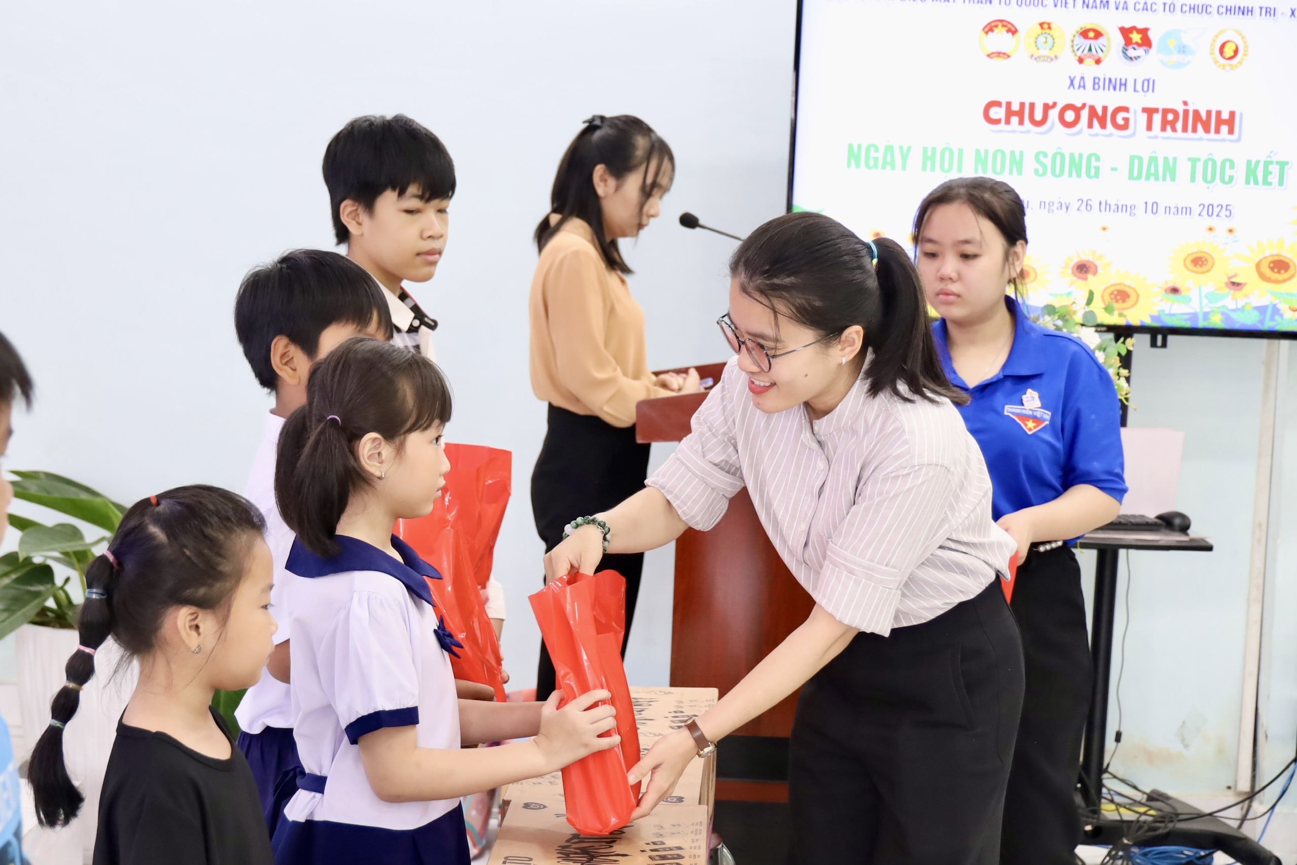 Kh&ocirc;ng kh&iacute; ấm &aacute;p, nghĩa t&igrave;nh tại &ldquo;Ng&agrave;y hội Non s&ocirc;ng - D&acirc;n tộc kết đo&agrave;n&rdquo; x&atilde; B&igrave;nh Lợi - Ảnh 4.