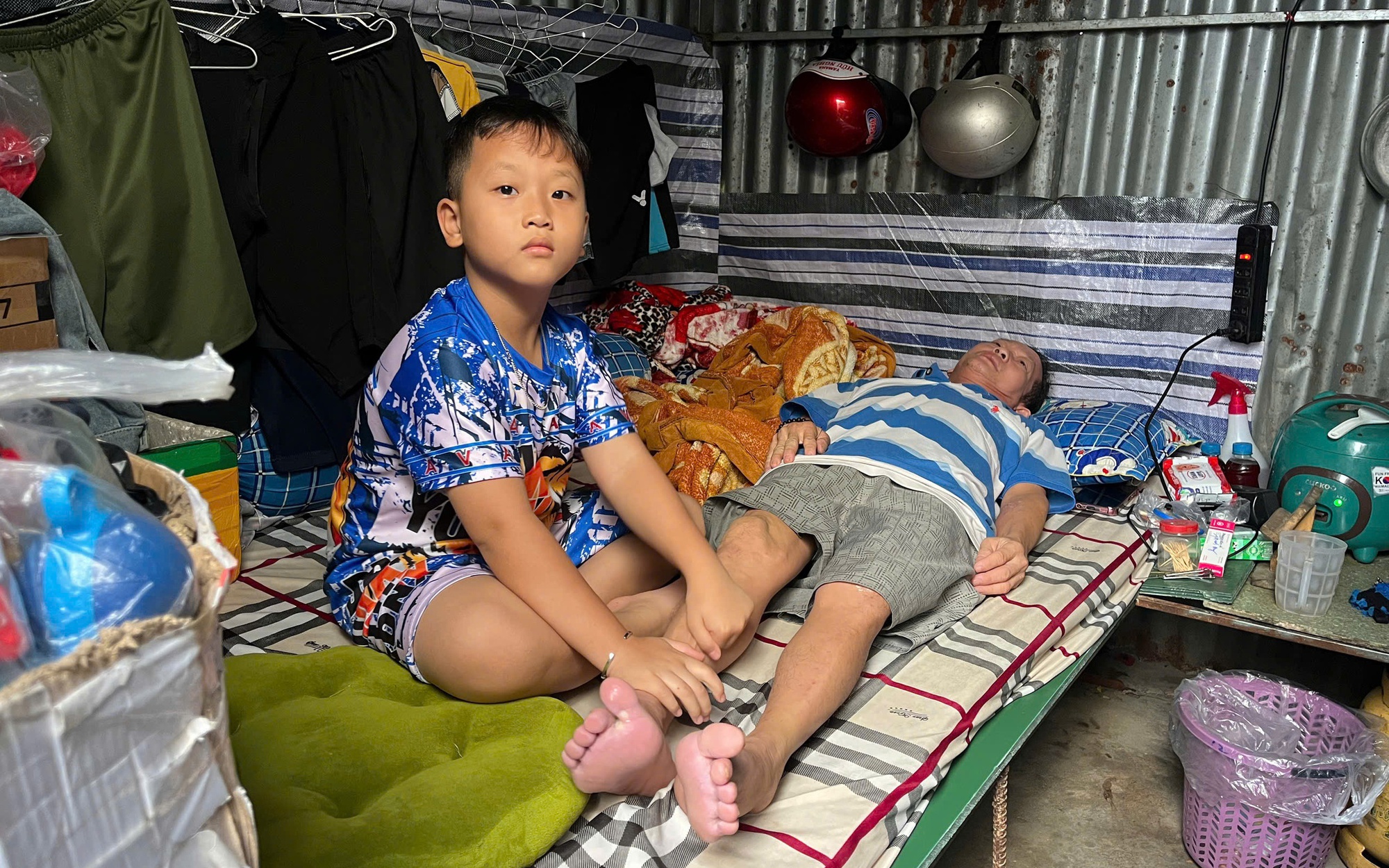 Hơn 117 triệu đồng gi&uacute;p b&eacute; trai ở Đồng Th&aacute;p nu&ocirc;i cha bệnh hiểm ngh&egrave;o, mẹ bỏ đi - Ảnh 3.