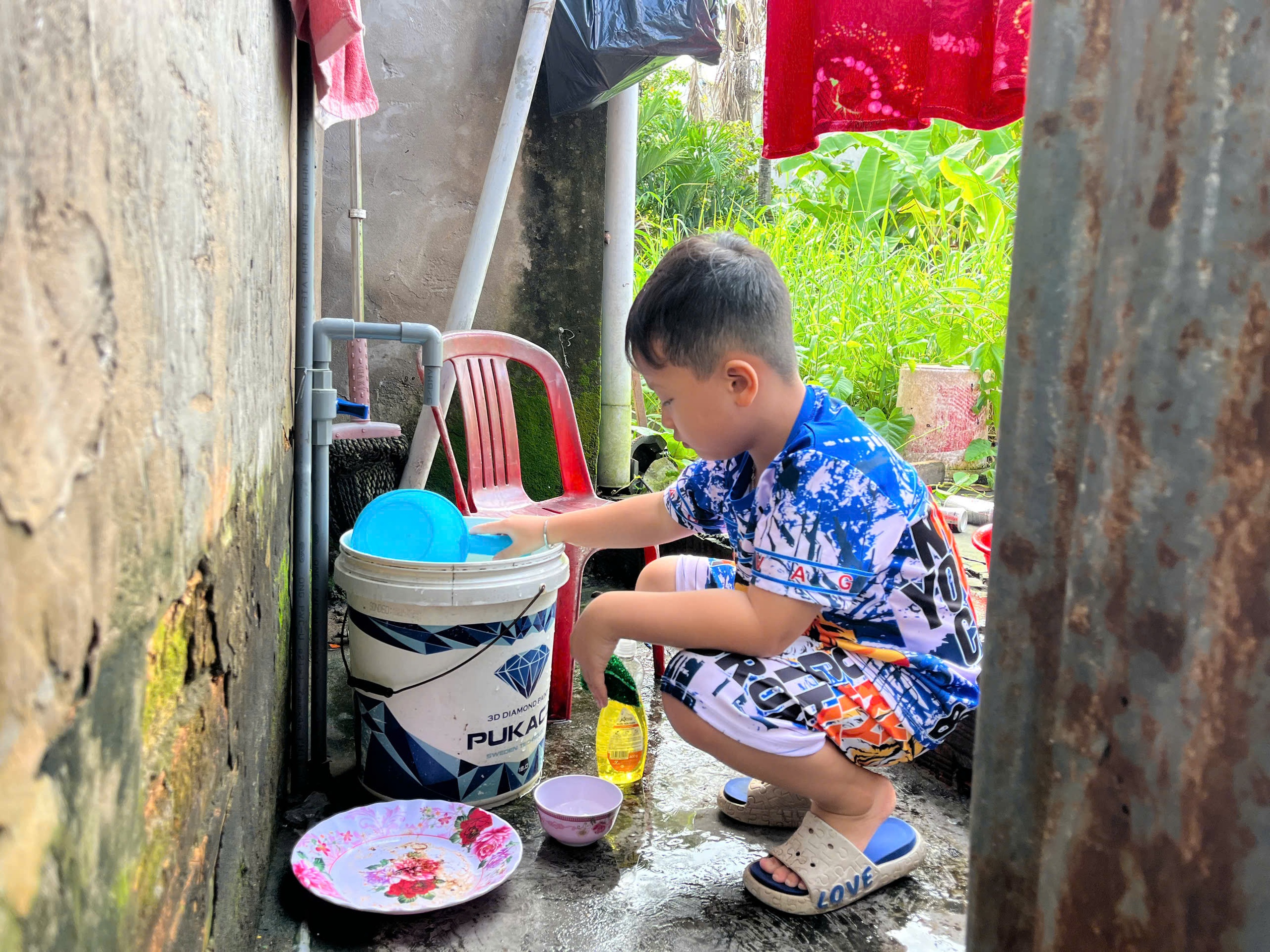 Nh&oacute;i l&agrave;ng cảnh b&eacute; trai 8 tuổi nu&ocirc;i cha nằm liệt giường, mẹ bỏ đi - Ảnh 3.