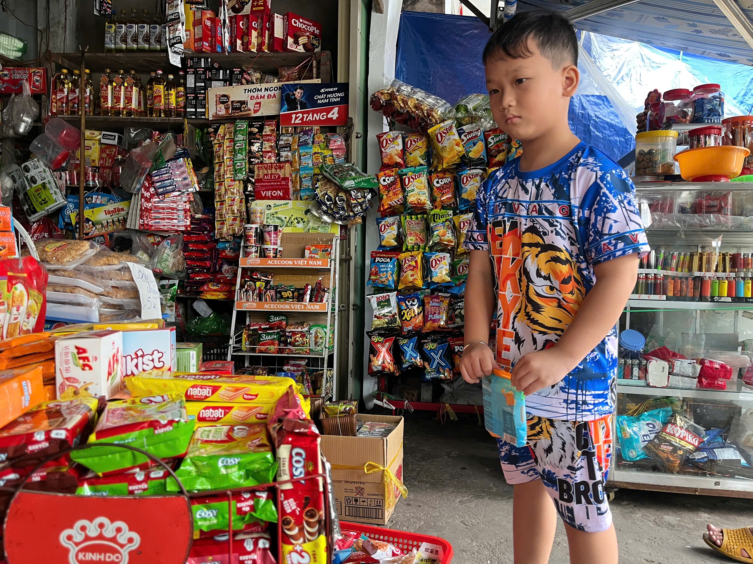 Nh&oacute;i l&agrave;ng cảnh b&eacute; trai 8 tuổi nu&ocirc;i cha nằm liệt giường, mẹ bỏ đi - Ảnh 4.