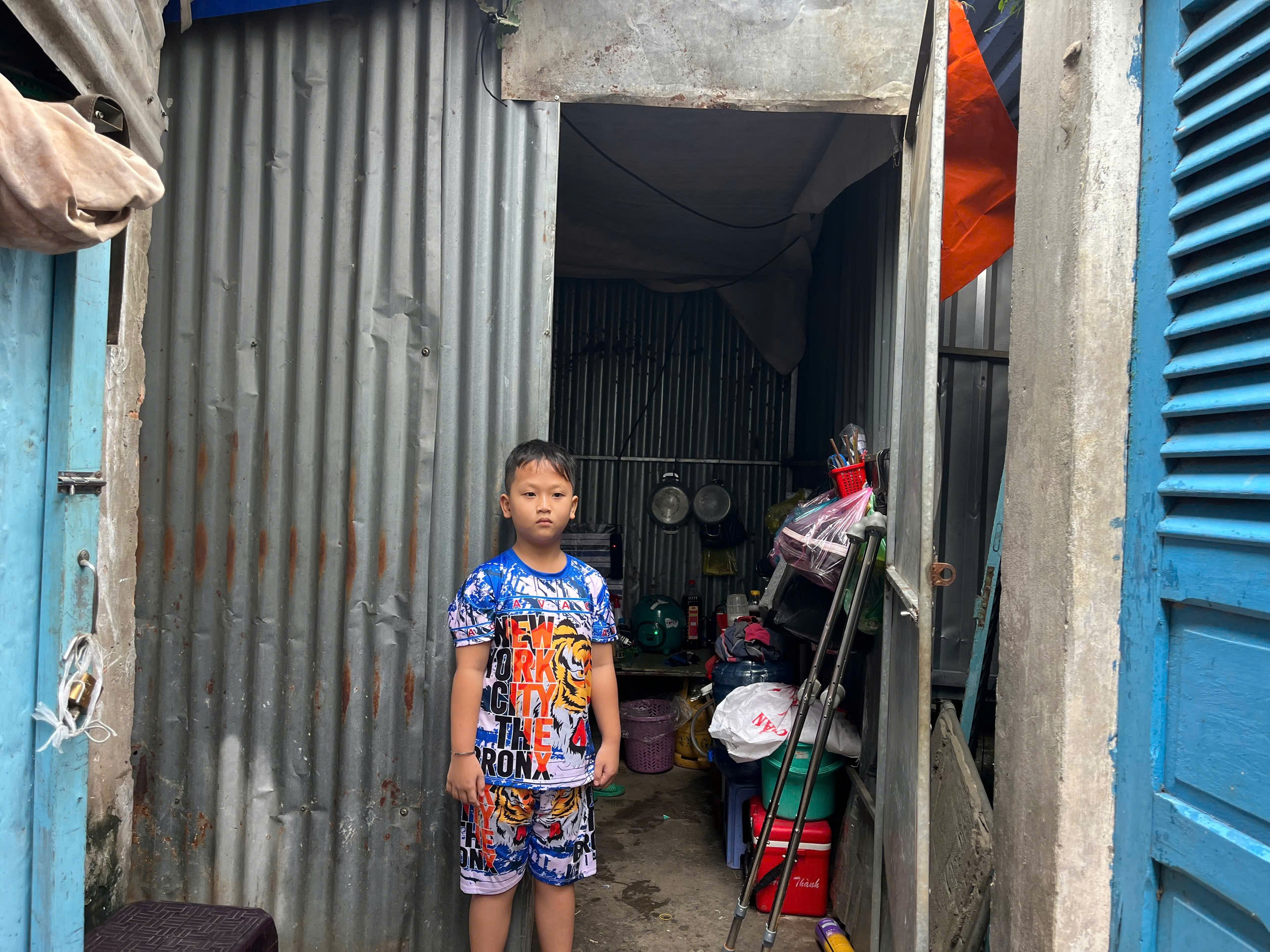 Nh&oacute;i l&agrave;ng cảnh b&eacute; trai 8 tuổi nu&ocirc;i cha nằm liệt giường, mẹ bỏ đi - Ảnh 5.