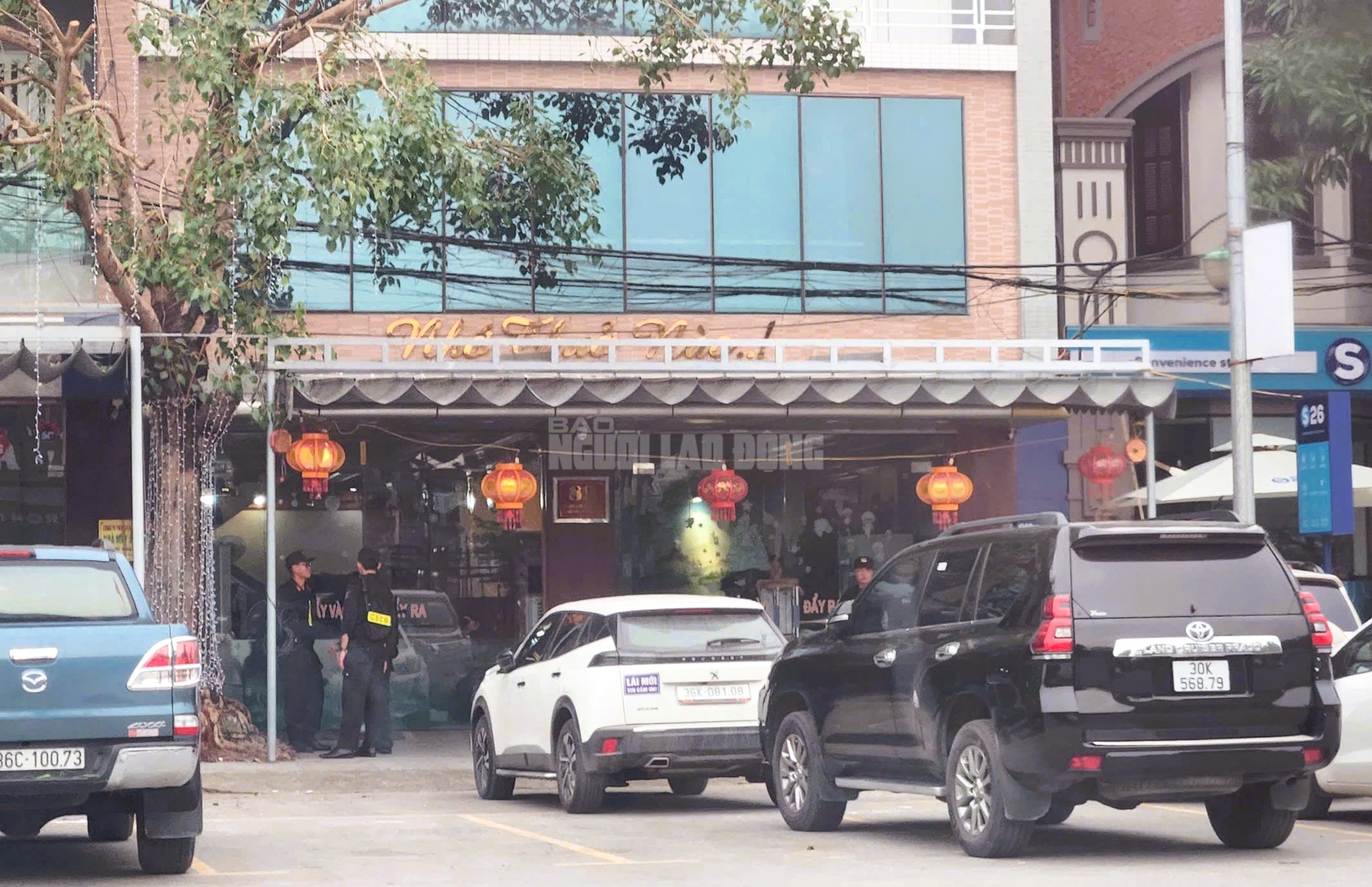 Nhiều cảnh s&aacute;t phong tỏa, kh&aacute;m x&eacute;t nh&agrave; 1 doanh nh&acirc;n ở Thanh H&oacute;a - Ảnh 1.