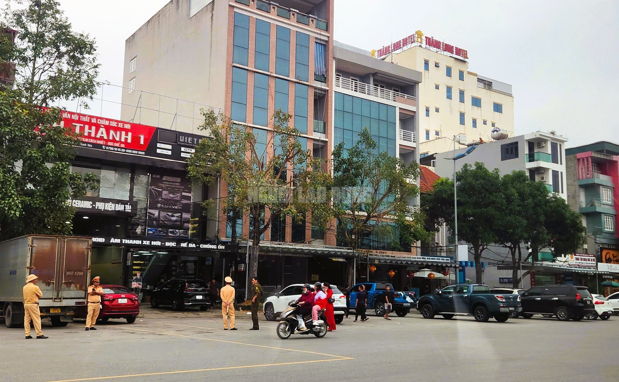 Nhiều cảnh s&aacute;t phong tỏa, kh&aacute;m x&eacute;t nh&agrave; 1 doanh nh&acirc;n ở Thanh H&oacute;a - Ảnh 2.