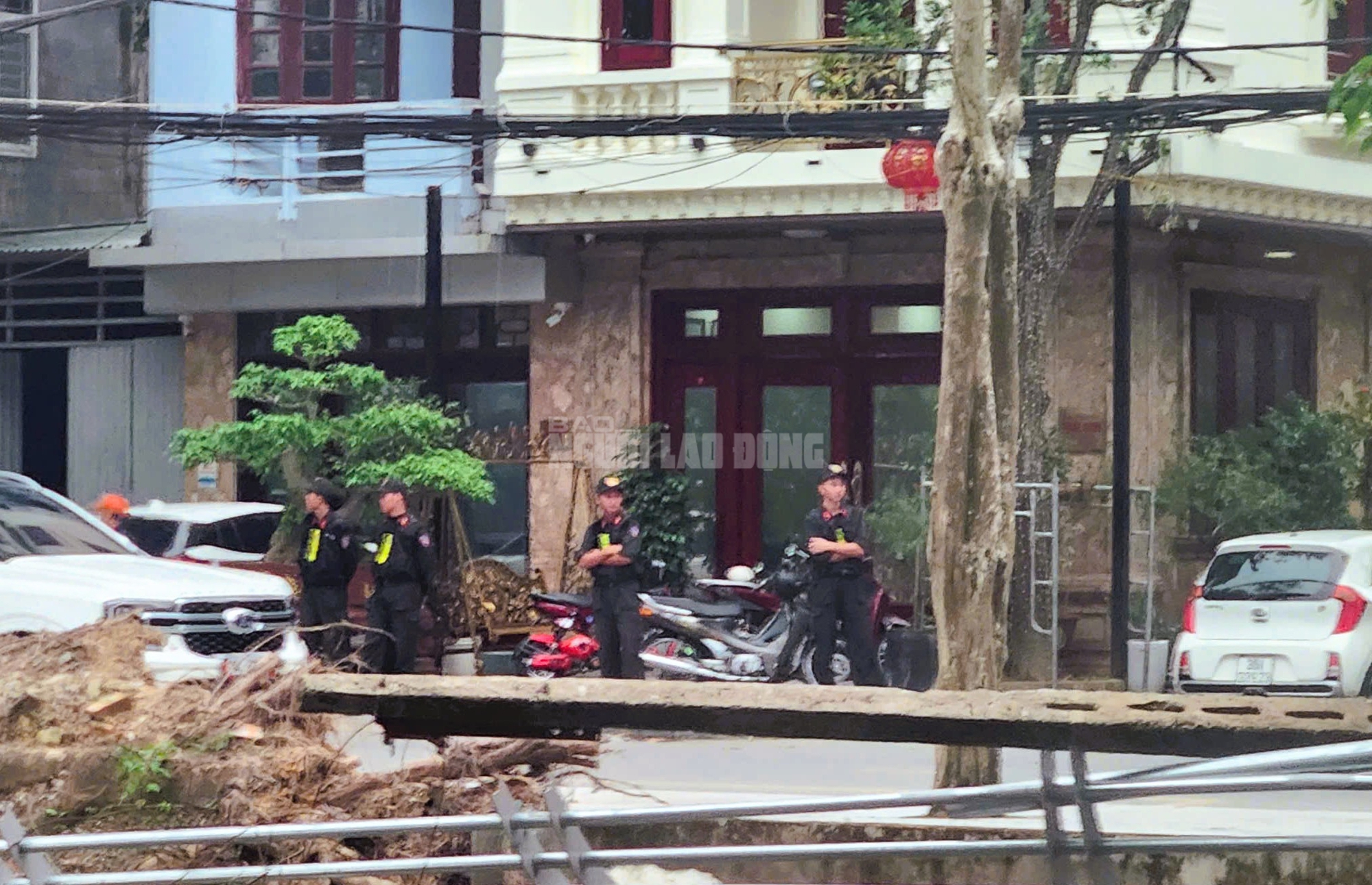 Nhiều cảnh s&aacute;t phong tỏa, kh&aacute;m x&eacute;t nh&agrave; 1 doanh nh&acirc;n ở Thanh H&oacute;a - Ảnh 3.