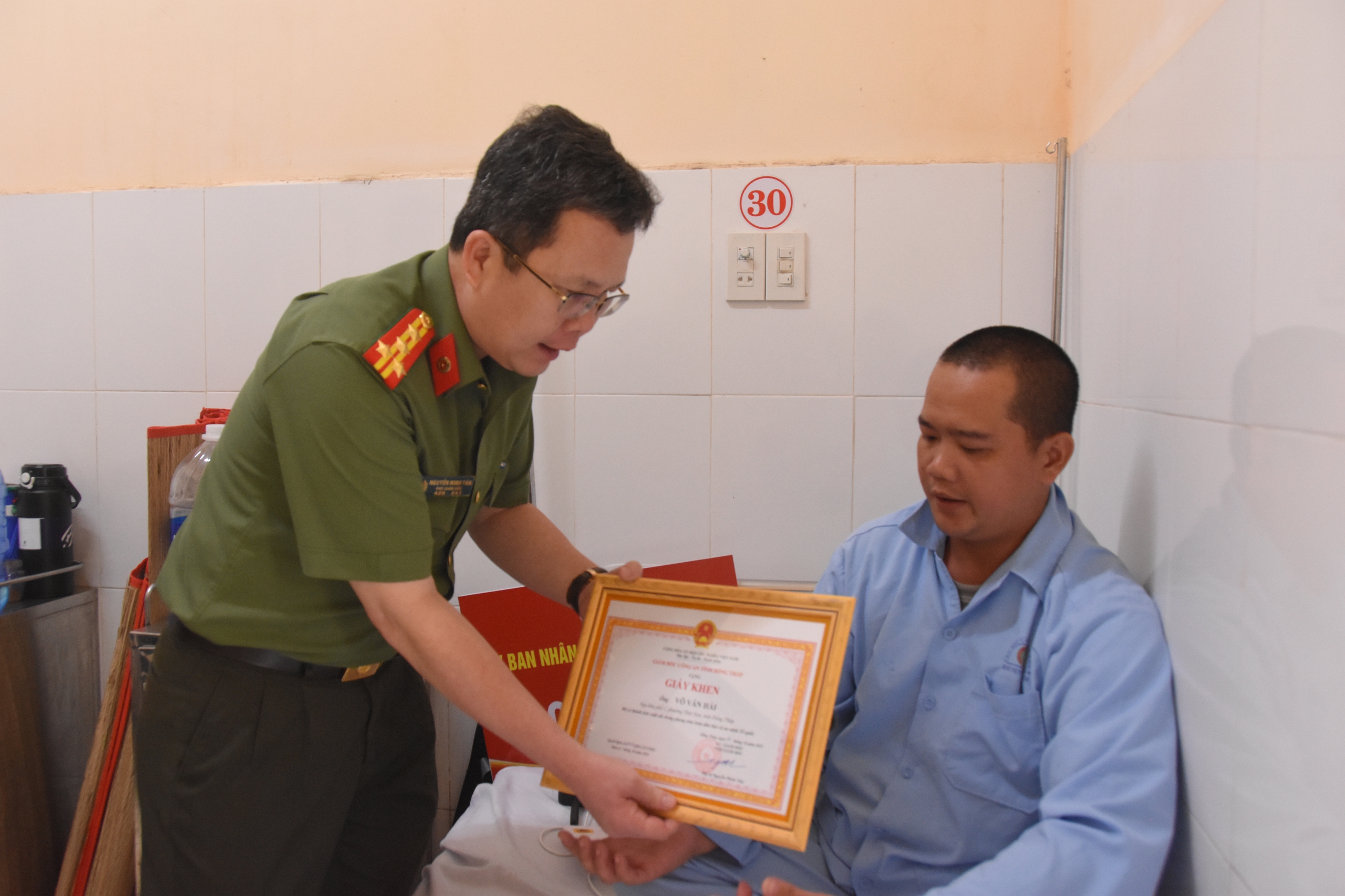 Đồng Th&aacute;p: Trong l&uacute;c &aacute;p giải kẻ cướp, 2 người bị đ&acirc;m trọng thương - Ảnh 1.