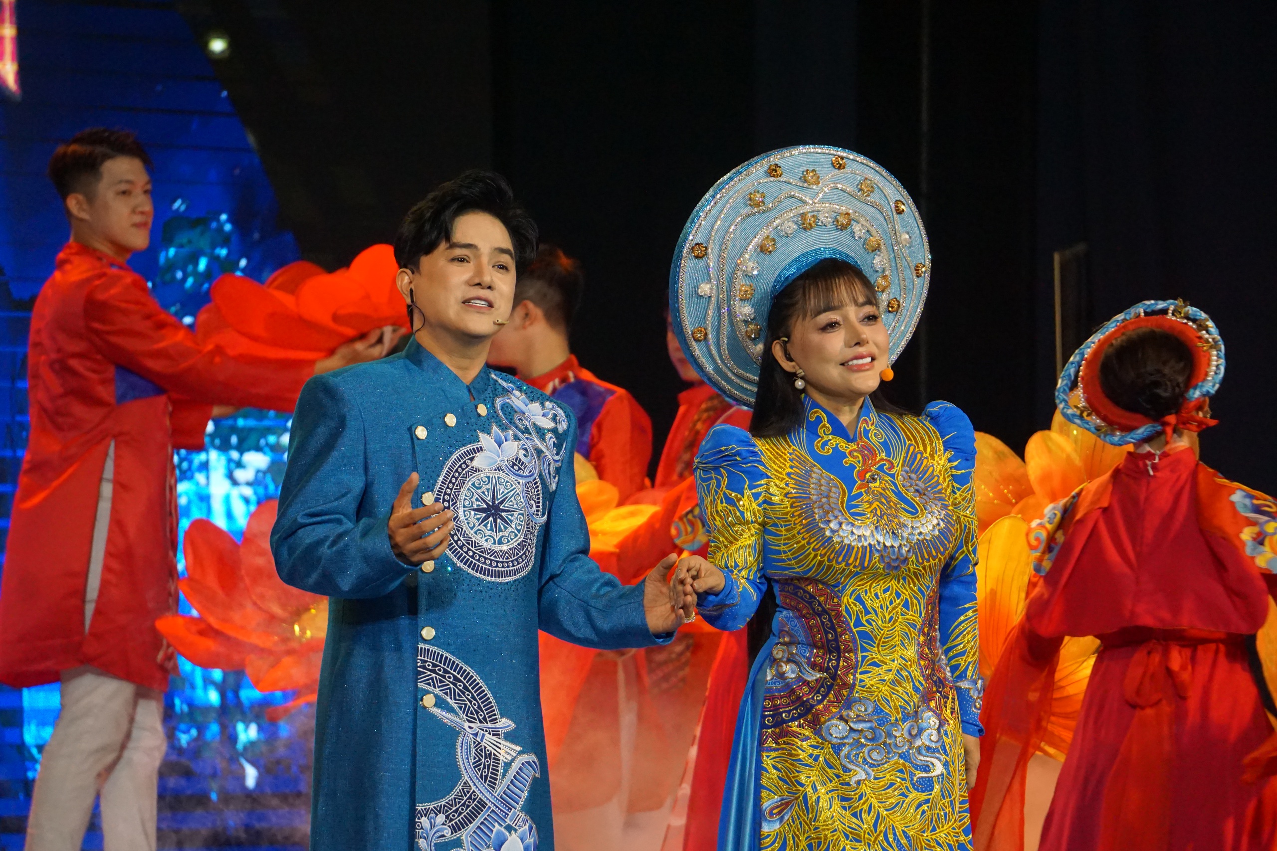 Kh&aacute;n giả cổ vũ Hồng Quy&ecirc;n, Trọng Ph&uacute;c, Kim Tử Long trong đ&ecirc;m nhạc kịch "Mộng ph&ugrave; hoa" - Ảnh 3.