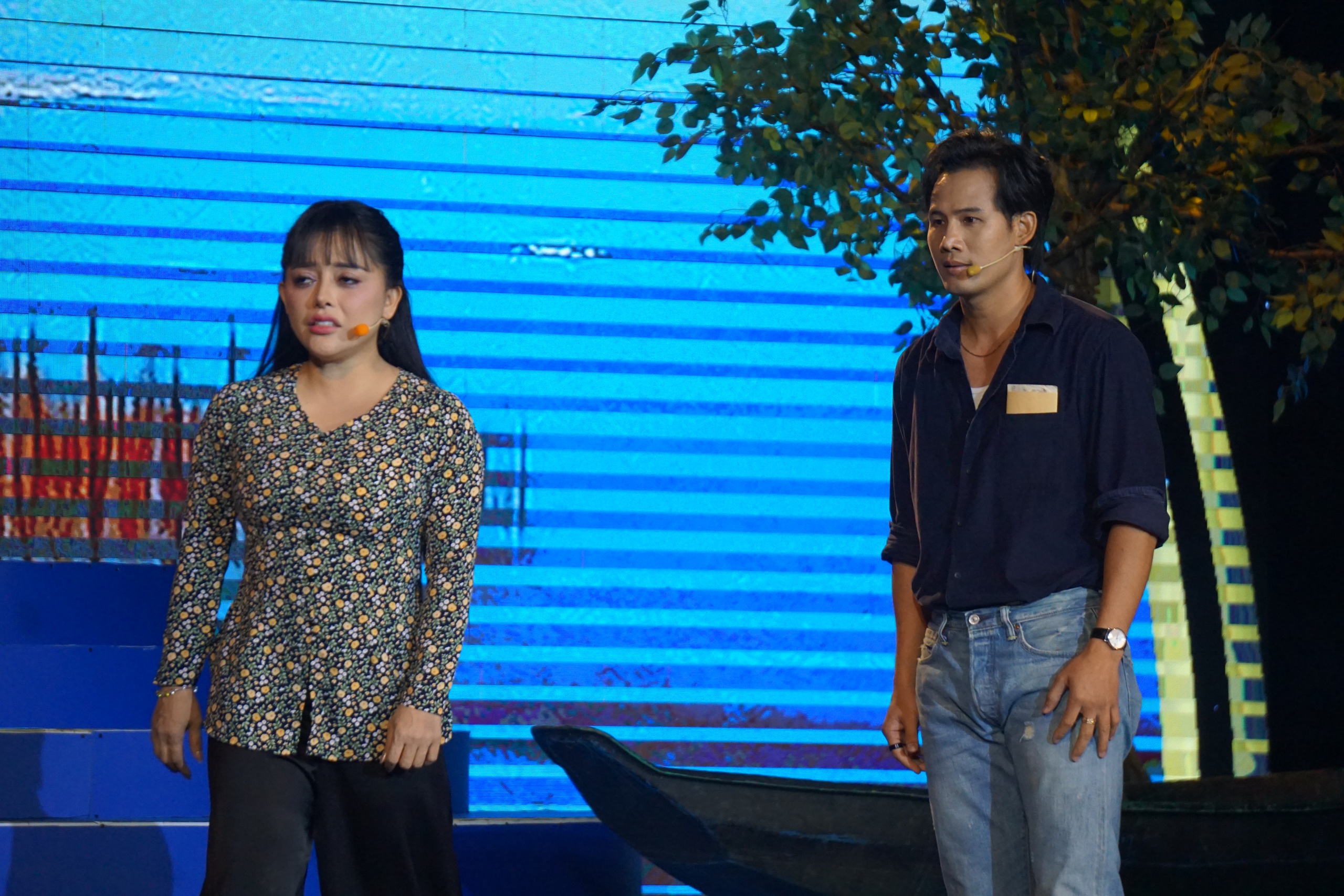 Kh&aacute;n giả cổ vũ Hồng Quy&ecirc;n, Trọng Ph&uacute;c, Kim Tử Long trong đ&ecirc;m nhạc kịch "Mộng ph&ugrave; hoa" - Ảnh 2.