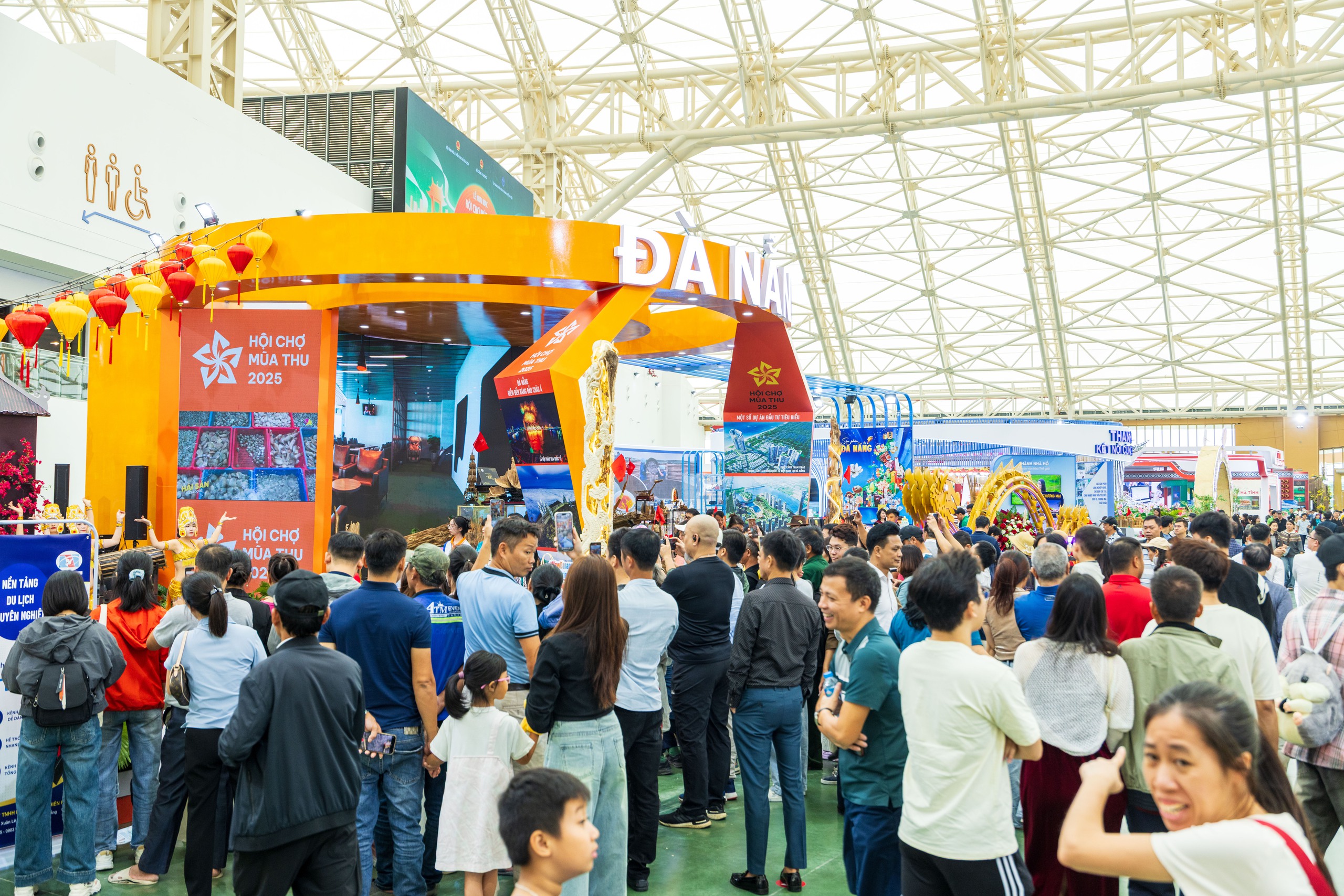 Hội chợ M&ugrave;a Thu 2025: Ng&agrave;n người đổ về săn h&agrave;ng h&oacute;a giảm gi&aacute; lớn nhất cả nước - Ảnh 4.