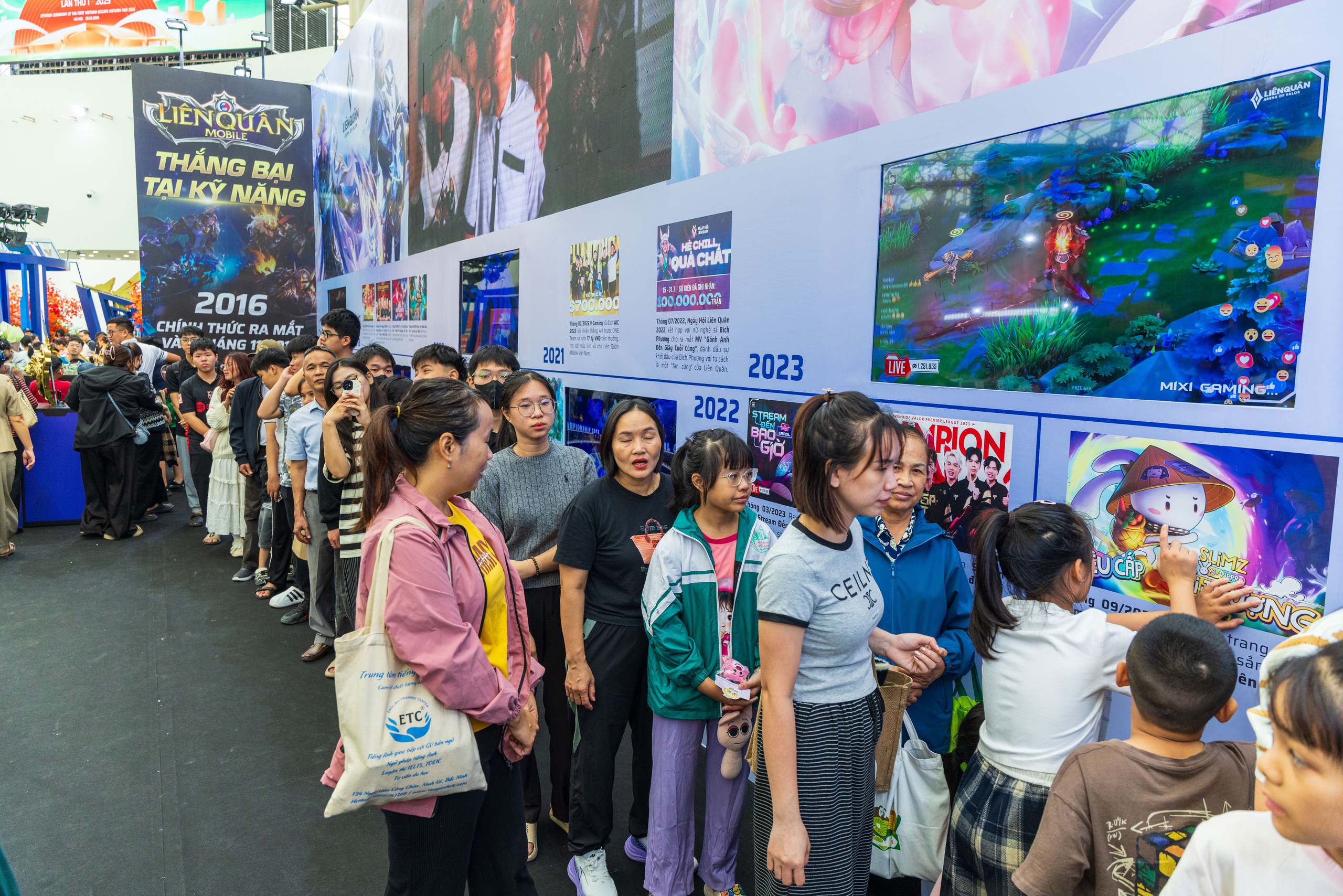 Hội chợ M&ugrave;a Thu 2025: Ng&agrave;n người đổ về săn h&agrave;ng h&oacute;a giảm gi&aacute; lớn nhất cả nước - Ảnh 8.