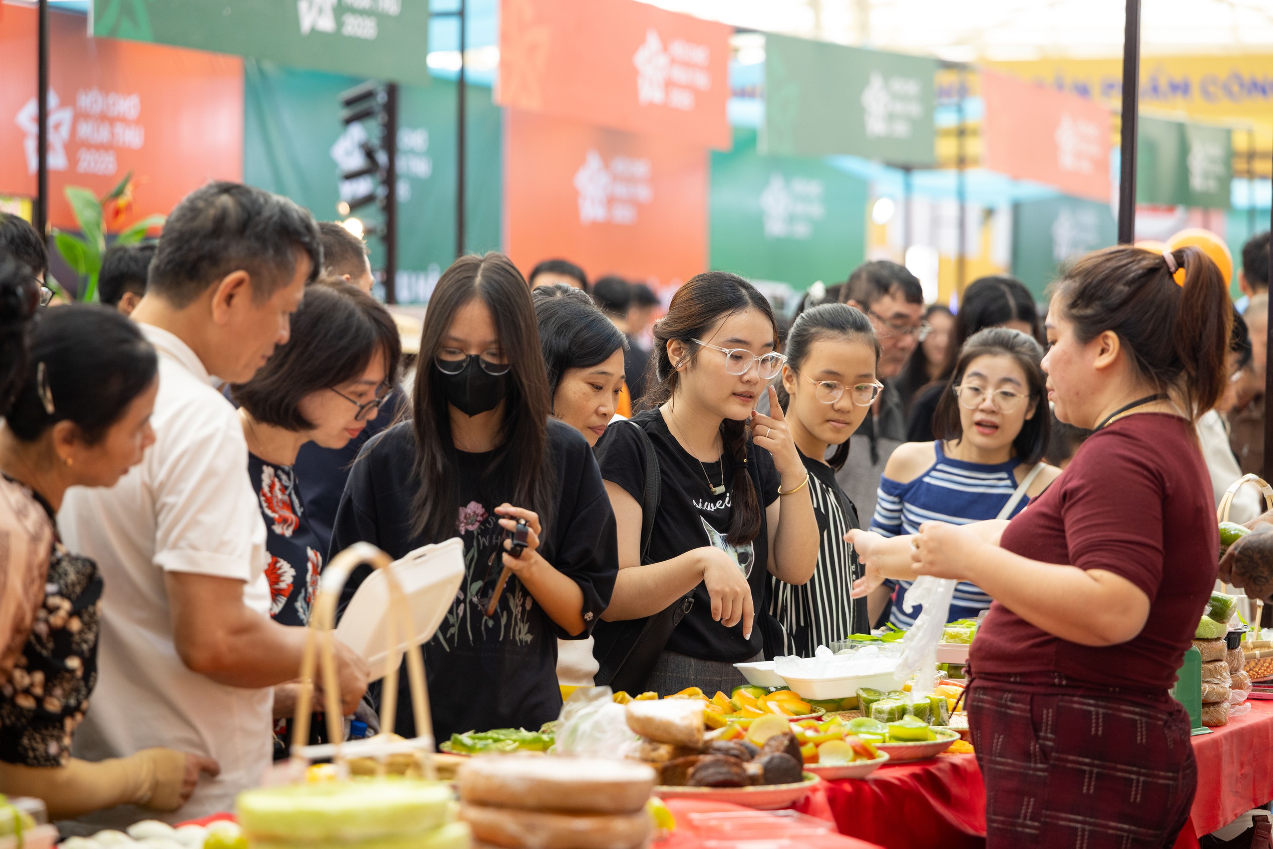 Hội chợ M&ugrave;a Thu 2025: Ng&agrave;n người đổ về săn h&agrave;ng h&oacute;a giảm gi&aacute; lớn nhất cả nước - Ảnh 7.
