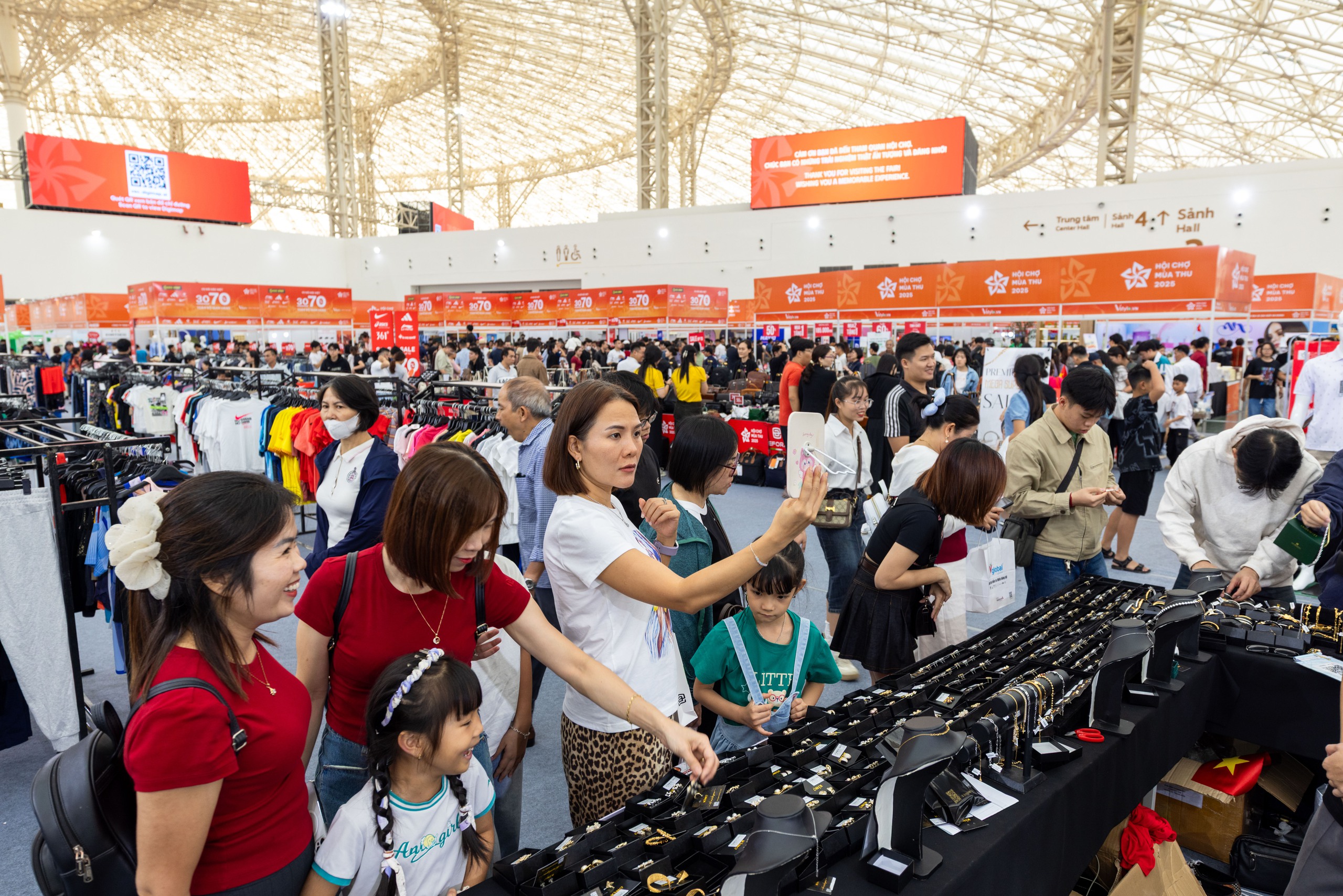 Hội chợ M&ugrave;a Thu 2025: Ng&agrave;n người đổ về săn h&agrave;ng h&oacute;a giảm gi&aacute; lớn nhất cả nước - Ảnh 5.