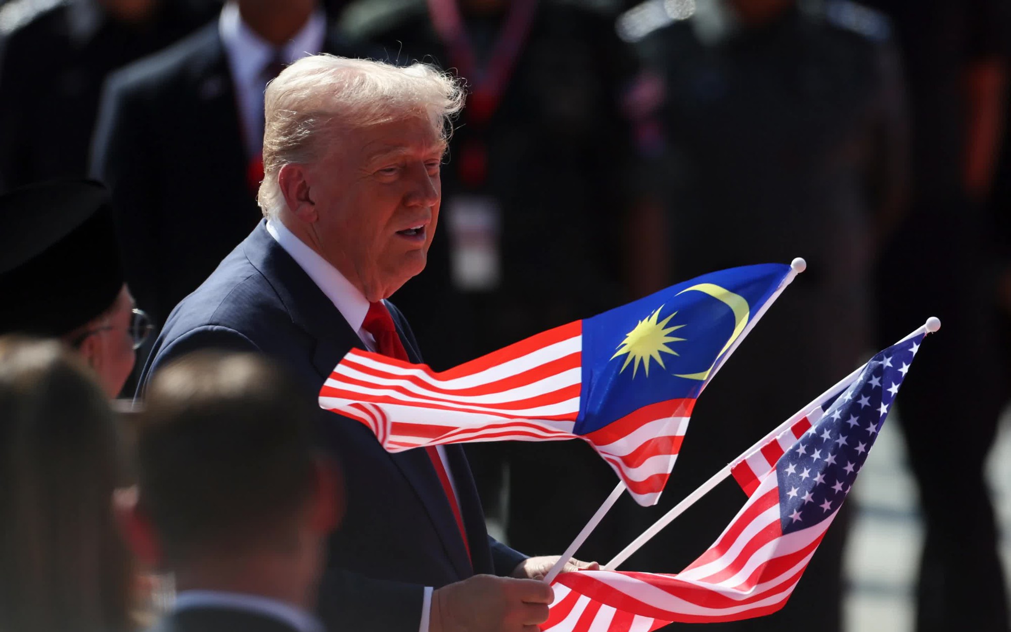 CLIP: Ông Donald Trump nhảy theo điệu nhạc tại sân bay Malaysia 