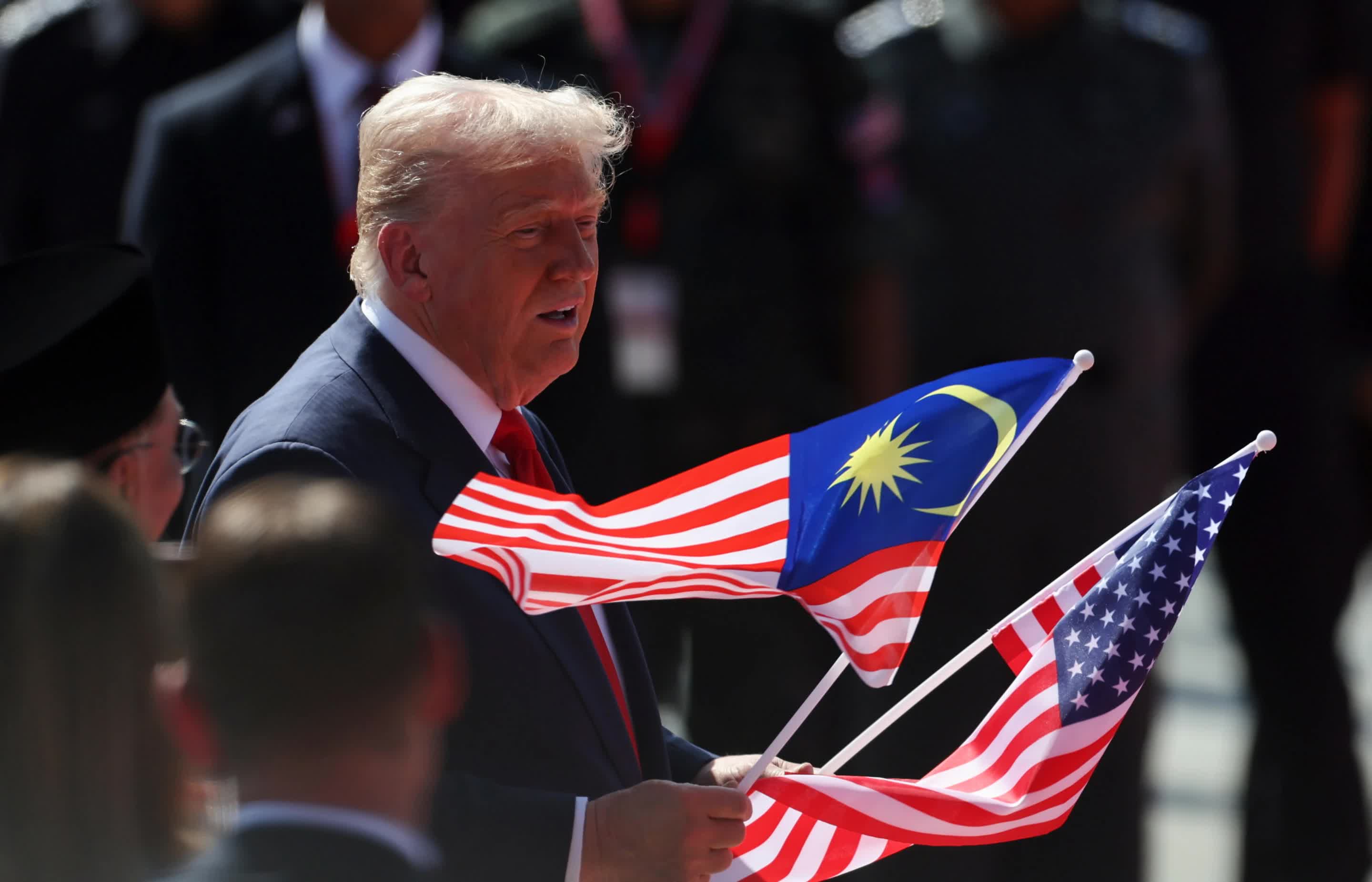 CLIP: &Ocirc;ng Donald Trump nhảy theo điệu nhạc tại s&acirc;n bay Malaysia  - Ảnh 4.