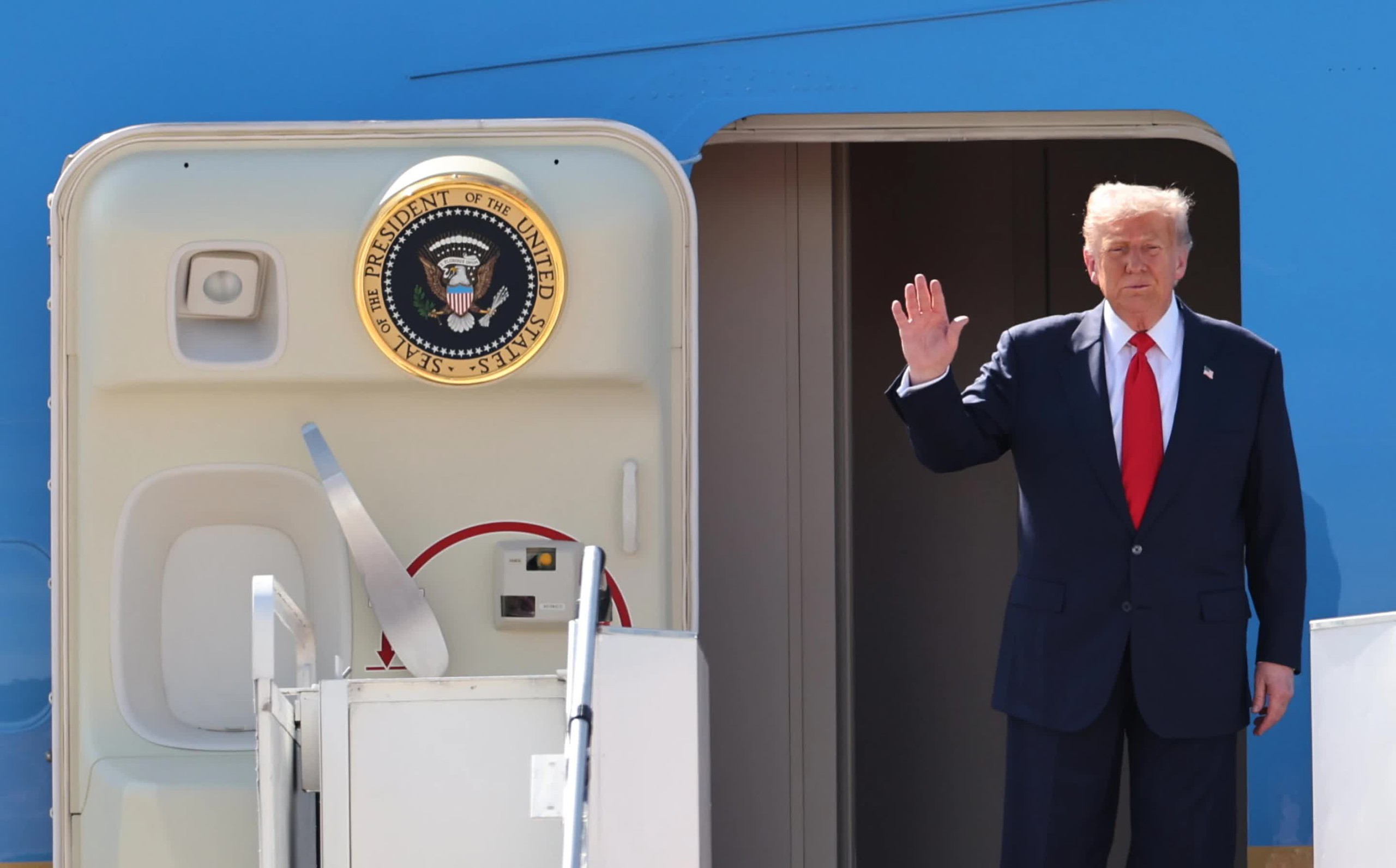 CLIP: &Ocirc;ng Donald Trump nhảy theo điệu nhạc tại s&acirc;n bay Malaysia  - Ảnh 1.