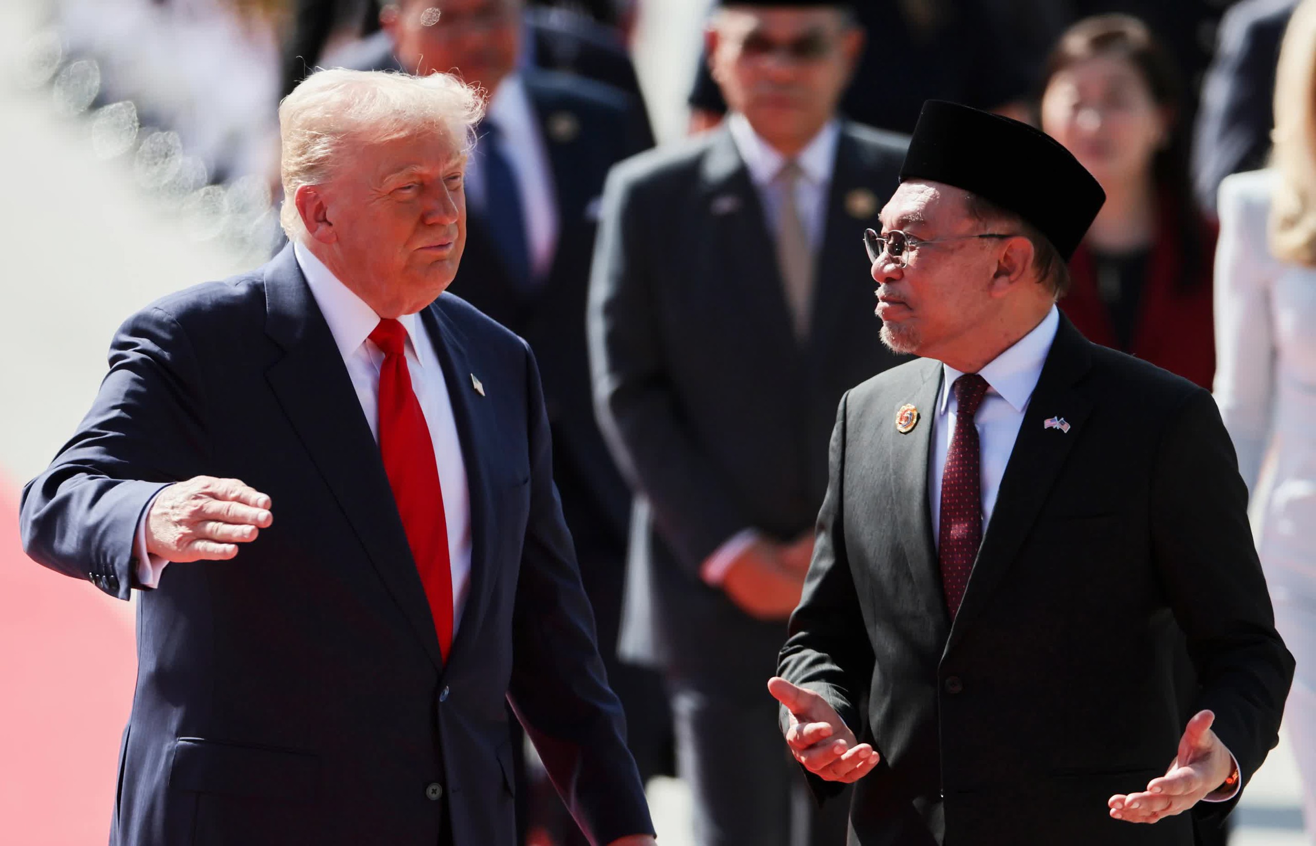 CLIP: &Ocirc;ng Donald Trump nhảy theo điệu nhạc tại s&acirc;n bay Malaysia  - Ảnh 2.