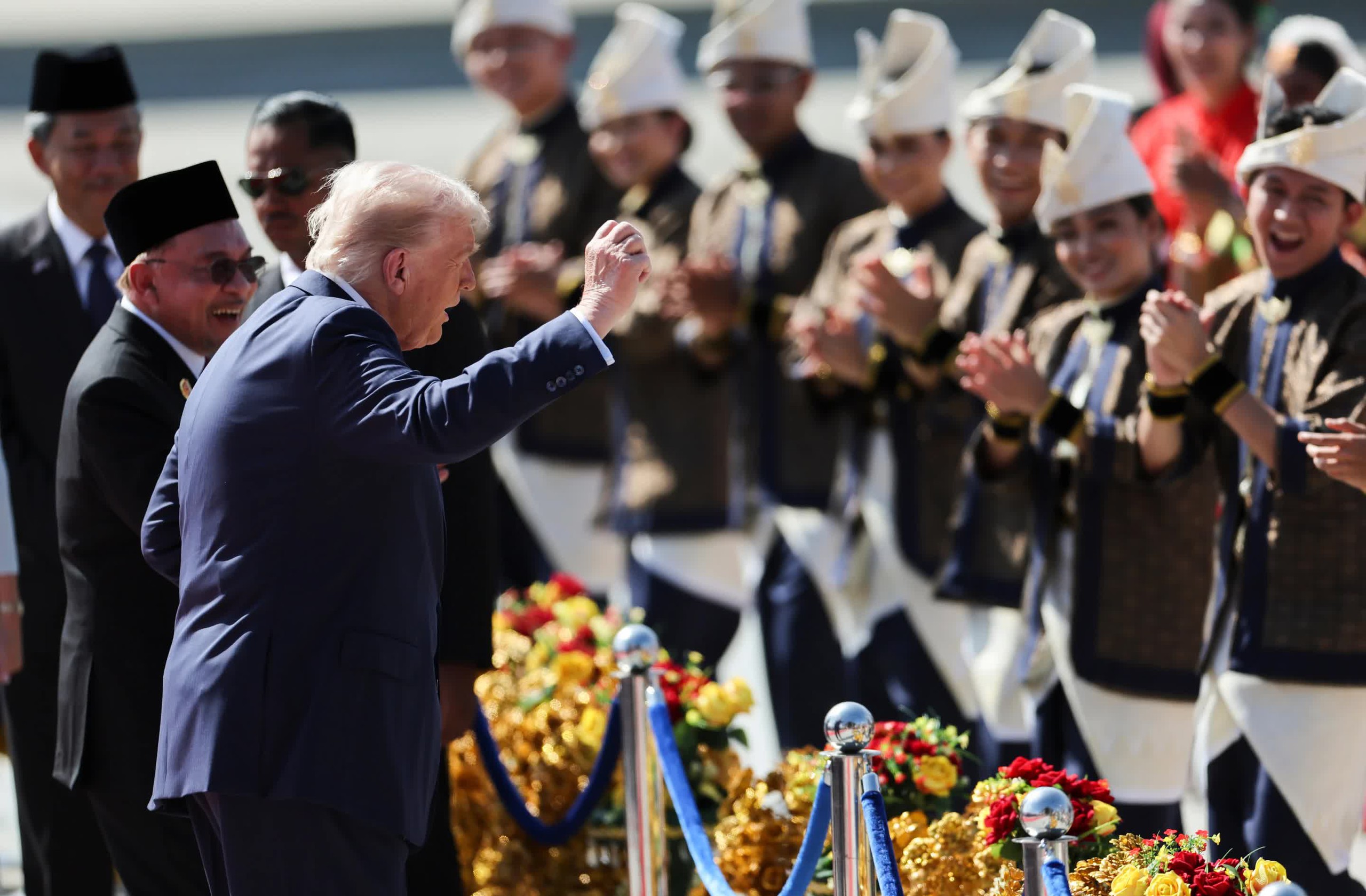 CLIP: &Ocirc;ng Donald Trump nhảy theo điệu nhạc tại s&acirc;n bay Malaysia  - Ảnh 3.