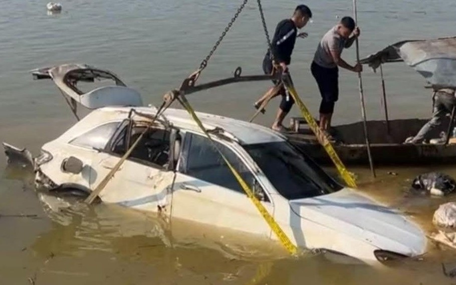 Xe sang Mercedes “mất tích” nhiều ngày trong trận lũ lụt kinh hoàng được tìm thấy dưới sông