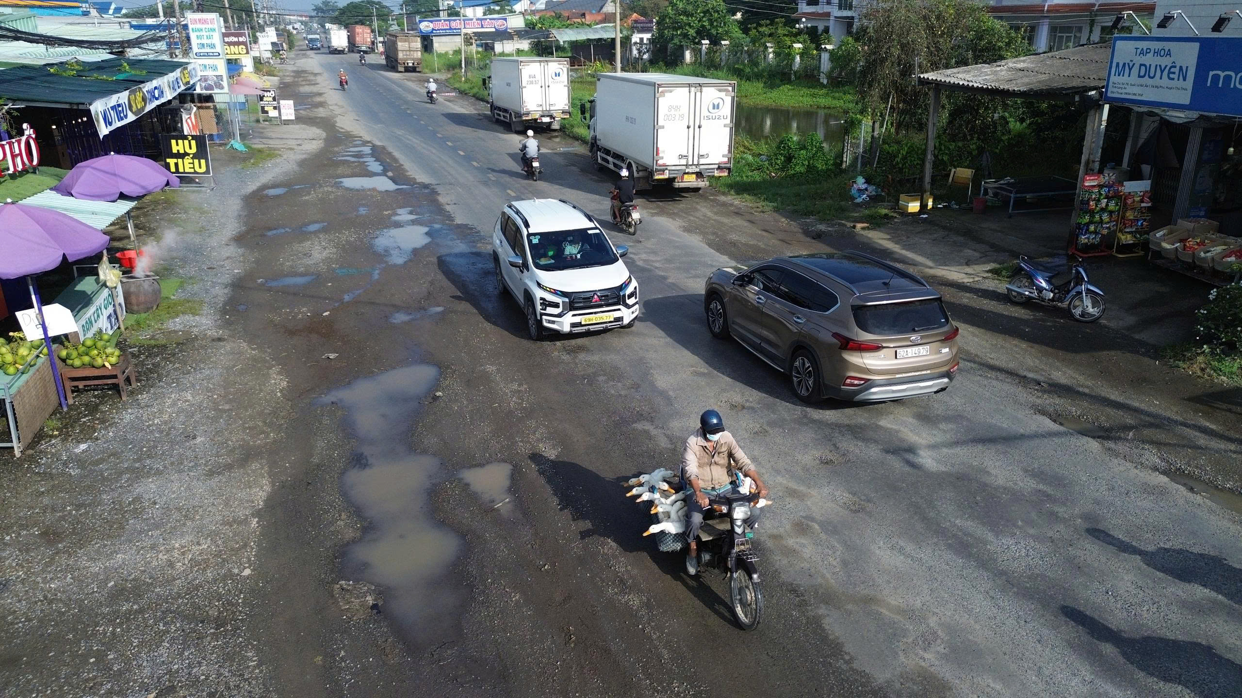 Quốc lộ 62 ở Tây Ninh như “chiếc áo” không còn chỗ vá - Ảnh 1.