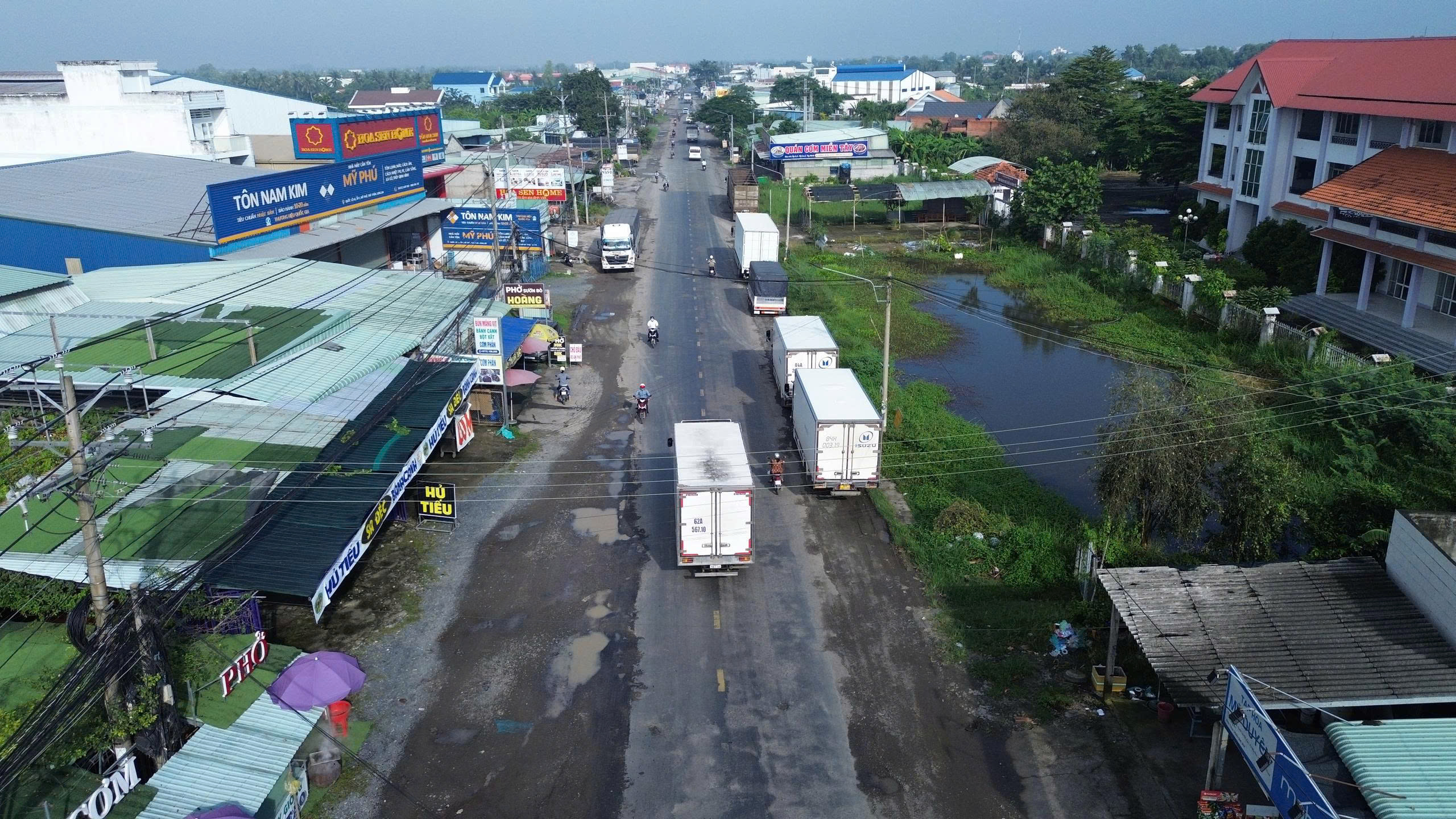 Quốc lộ 62 ở Tây Ninh như “chiếc áo” không còn chỗ vá - Ảnh 4.