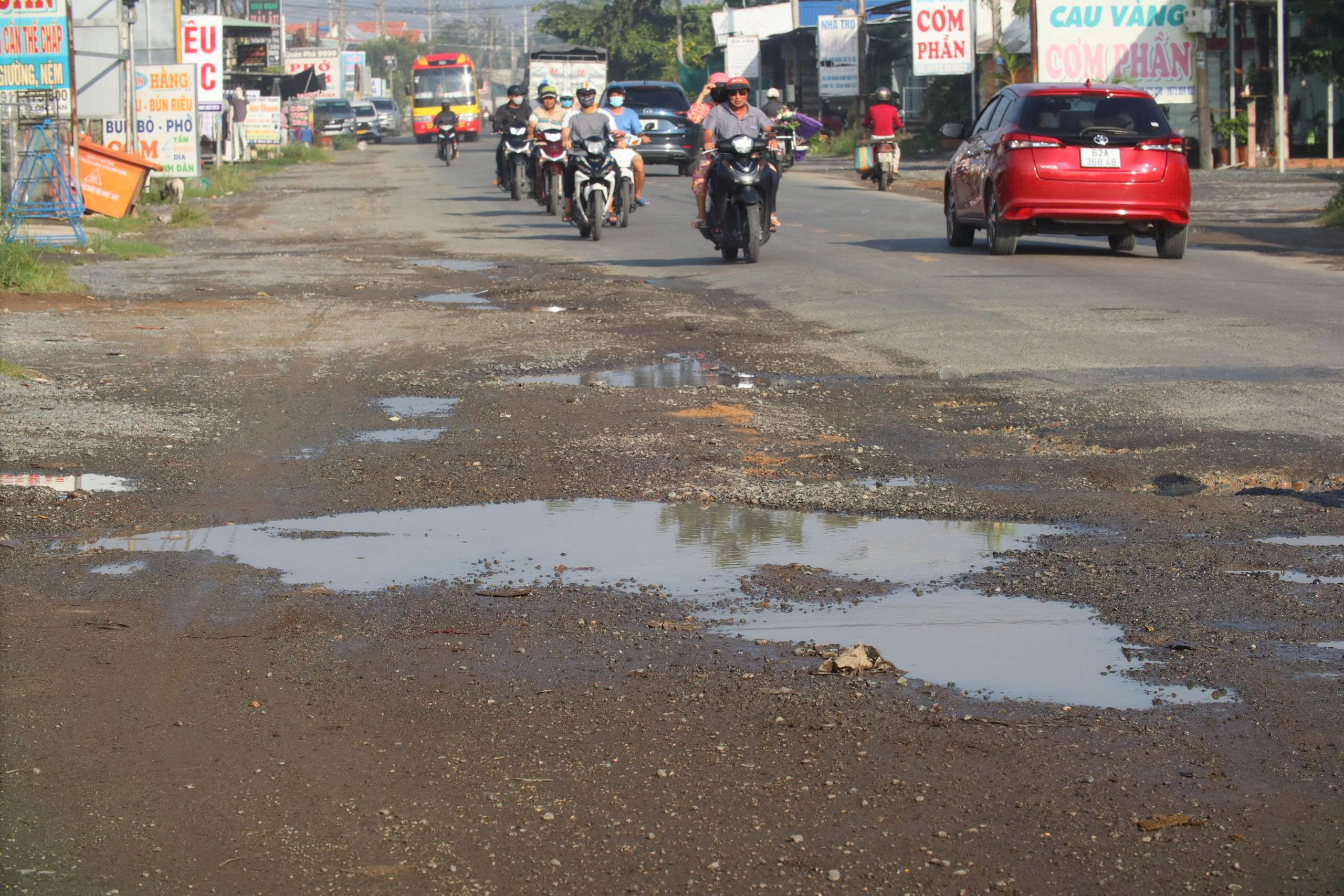 Quốc lộ 62 ở Tây Ninh như “chiếc áo” không còn chỗ vá - Ảnh 5.
