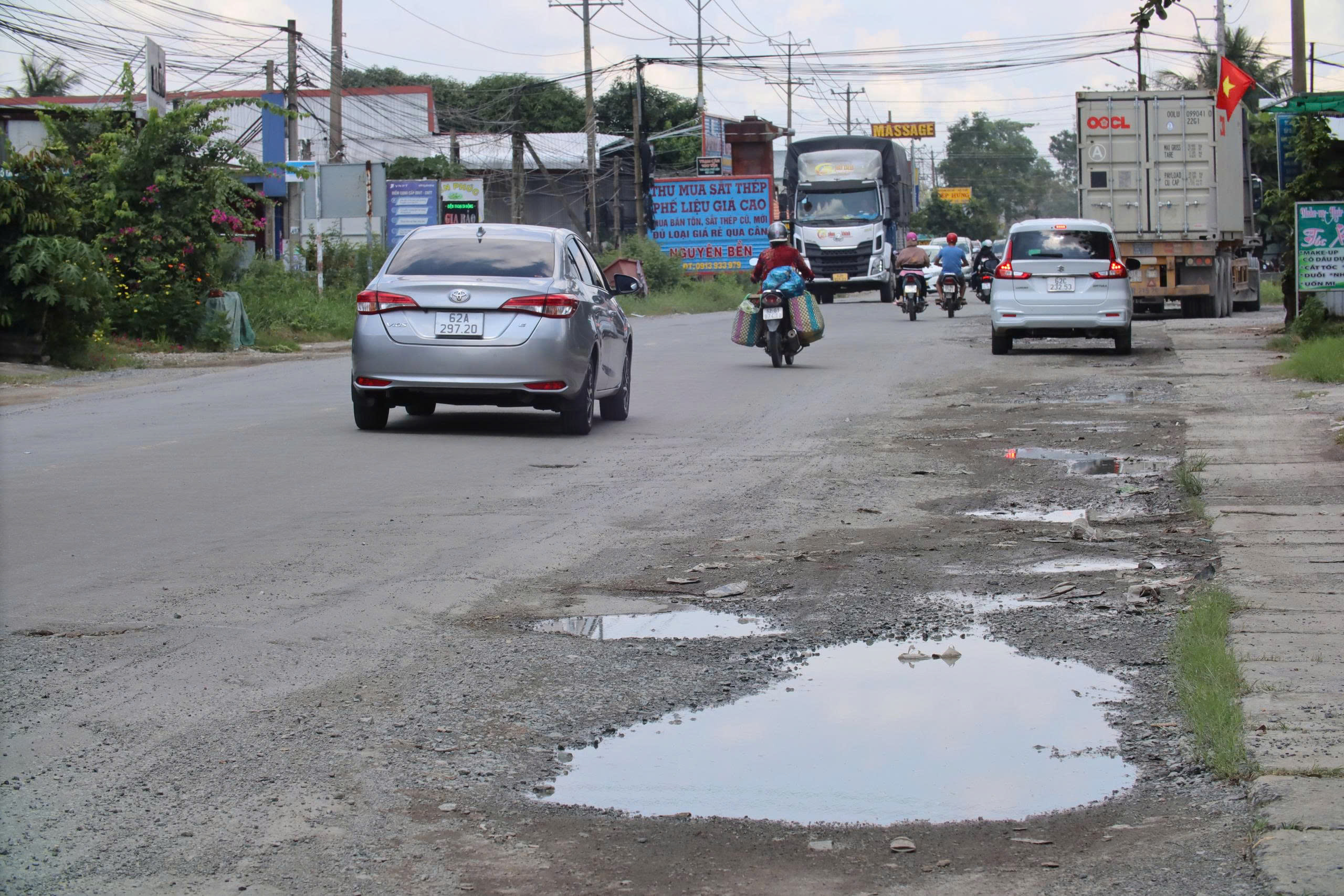 Quốc lộ 62 ở Tây Ninh như “chiếc áo” không còn chỗ vá - Ảnh 9.