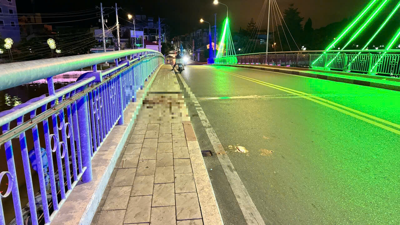 Hai anh em b&aacute;n b&aacute;nh chi&ecirc;n bị đ&acirc;m giữa cầu khiến một người tử vong - Ảnh 1.