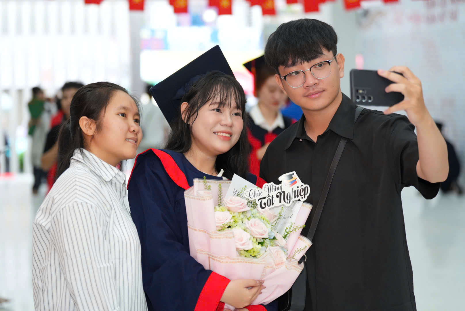 Người học vượt, người học muộn, 2 t&acirc;n cử nh&acirc;n "chiếm s&oacute;ng" v&igrave; th&agrave;nh t&iacute;ch ấn tượng - Ảnh 4.