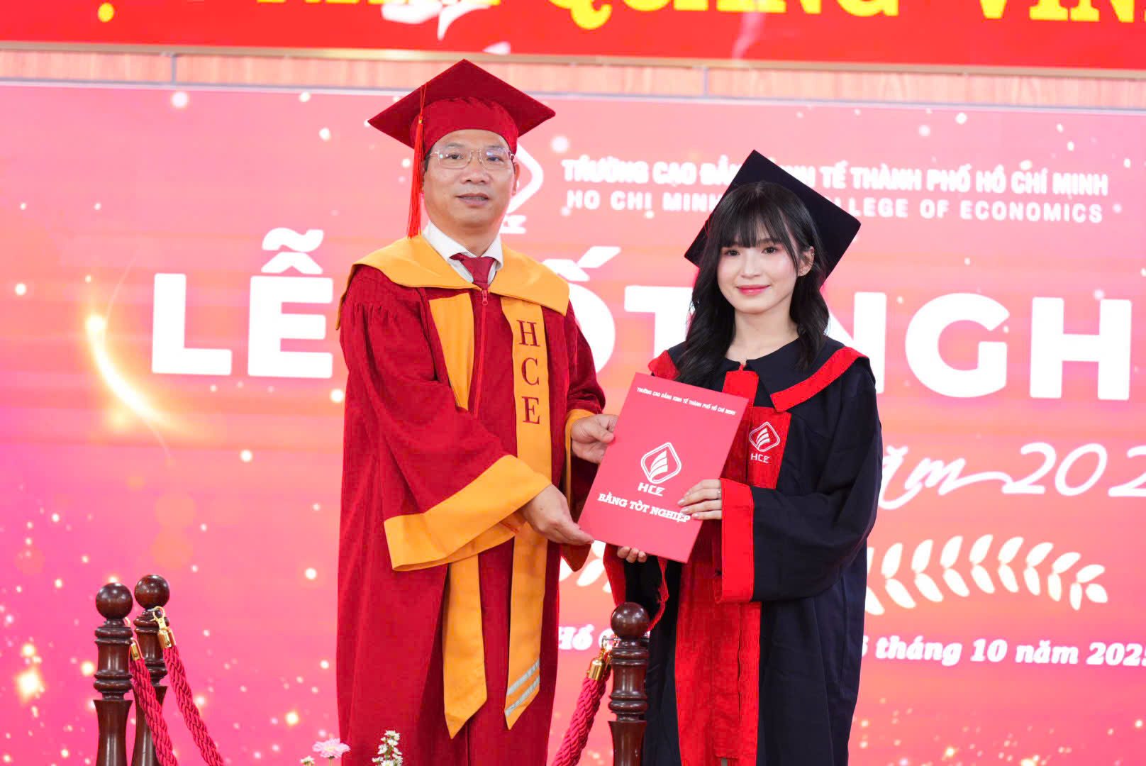 Người học vượt, người học muộn, 2 t&acirc;n cử nh&acirc;n "chiếm s&oacute;ng" v&igrave; th&agrave;nh t&iacute;ch ấn tượng - Ảnh 1.