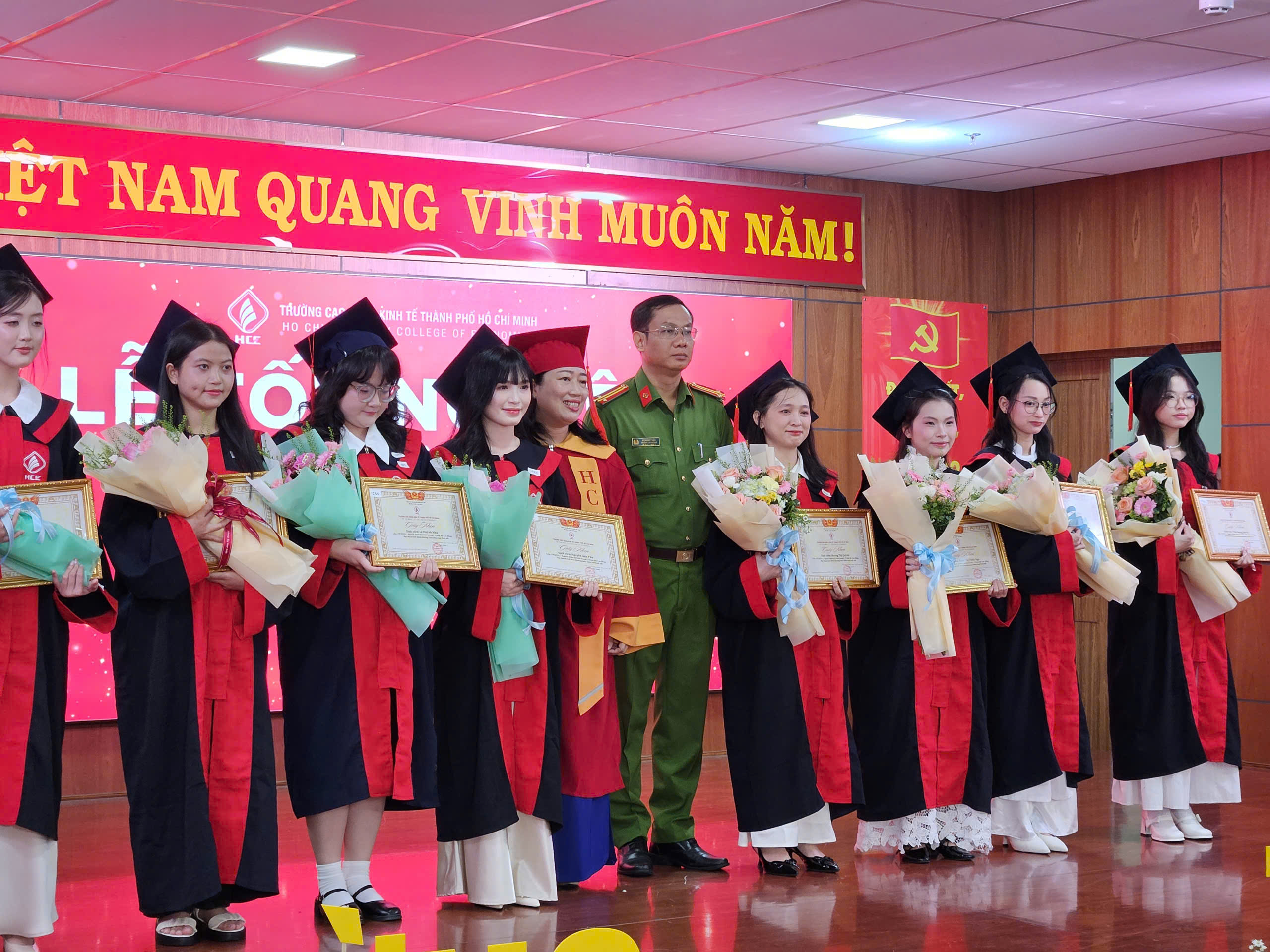 Người học vượt, người học muộn, 2 t&acirc;n cử nh&acirc;n "chiếm s&oacute;ng" v&igrave; th&agrave;nh t&iacute;ch ấn tượng - Ảnh 2.