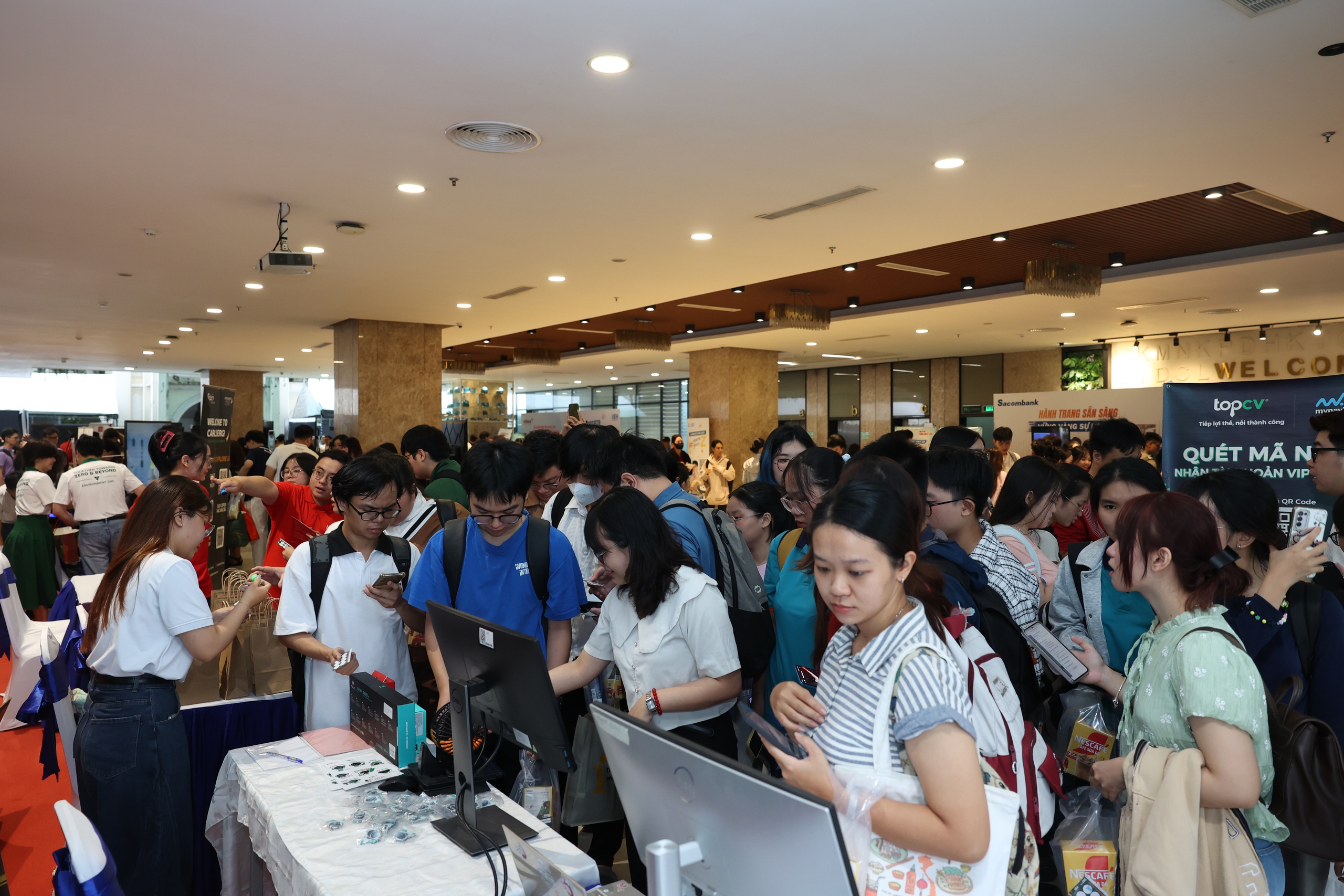 Hơn 700 th&iacute; sinh tranh t&agrave;i "Chinh phục nh&agrave; tuyển dụng 2025" - Ảnh 1.