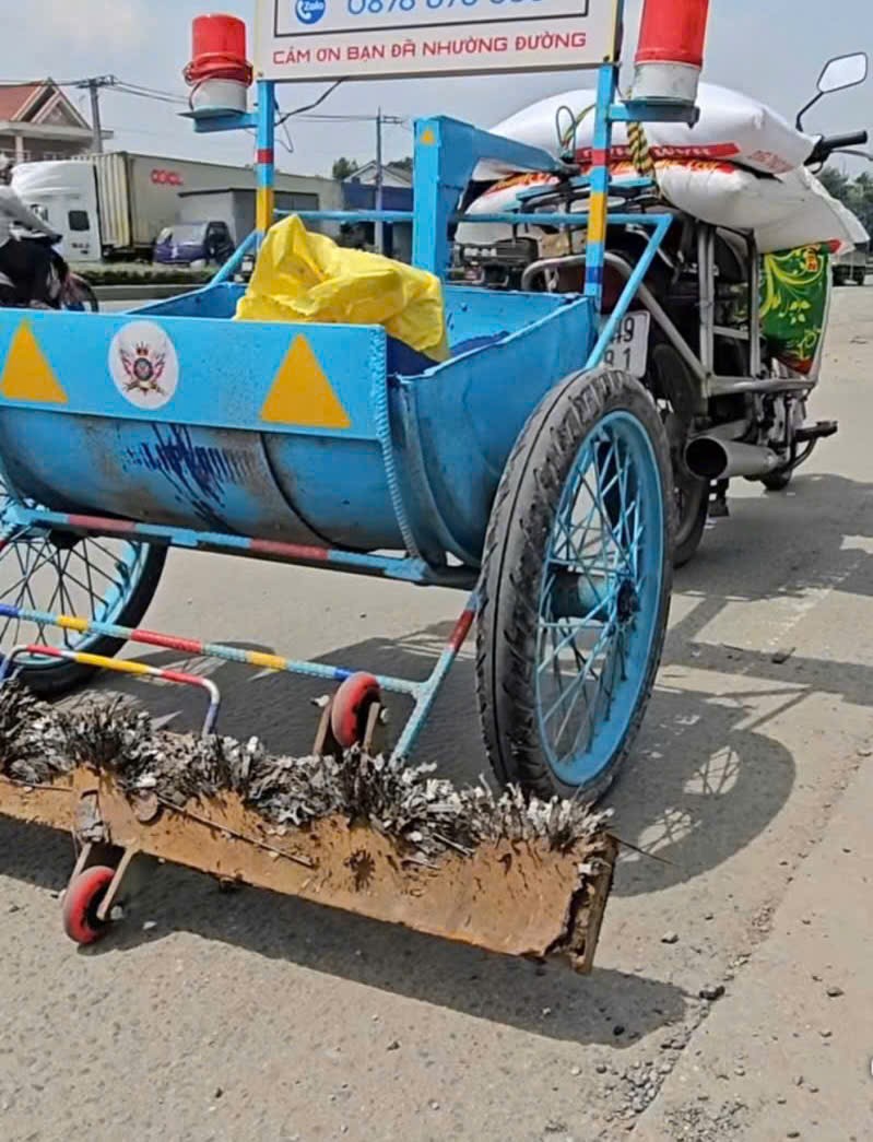 T&aacute;i diễn h&agrave;nh vi rải đinh tr&ecirc;n Quốc lộ 1K v&agrave; đường Mỹ Phước - T&acirc;n Vạn - Ảnh 1.