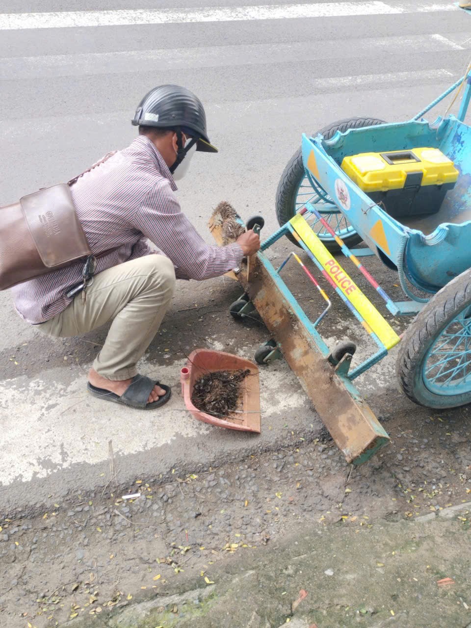 T&aacute;i diễn h&agrave;nh vi rải đinh tr&ecirc;n Quốc lộ 1K v&agrave; đường Mỹ Phước - T&acirc;n Vạn - Ảnh 2.