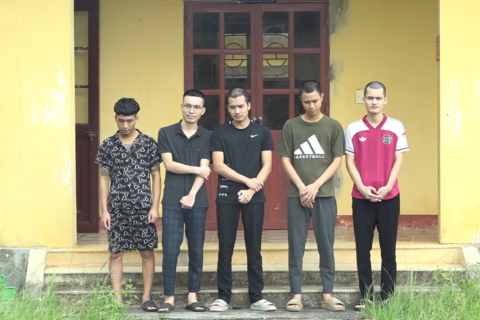 Triệt ph&aacute; đường d&acirc;y l&agrave;m giả giấy tờ quy m&ocirc; lớn ở Quảng Trị - Ảnh 1.