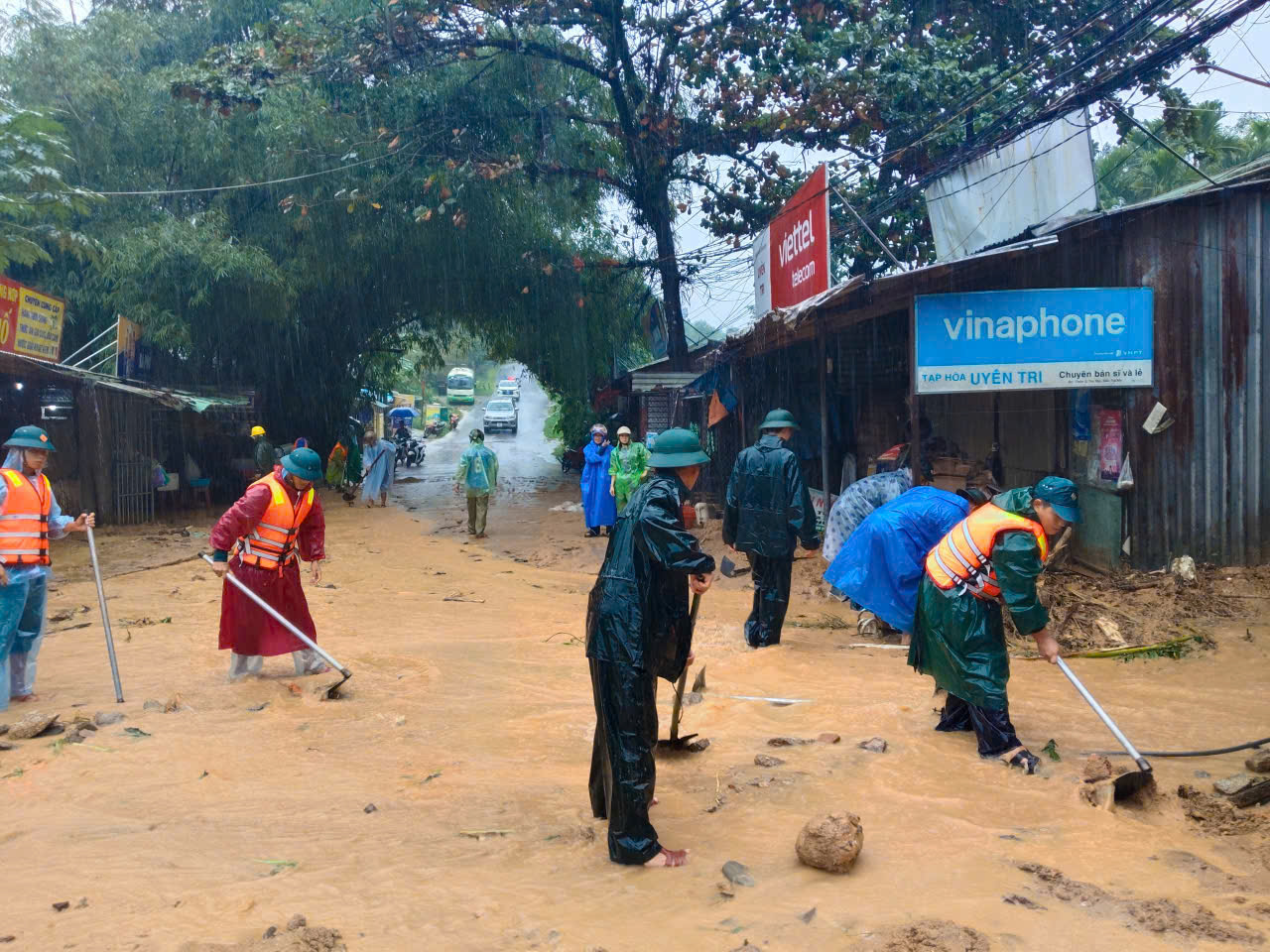 Qu&acirc;n khu 5 th&agrave;nh lập đo&agrave;n c&ocirc;ng t&aacute;c ứng ph&oacute; mưa lũ tại x&atilde; Tr&agrave; My- TP Đ&agrave; Nẵng - Ảnh 2.