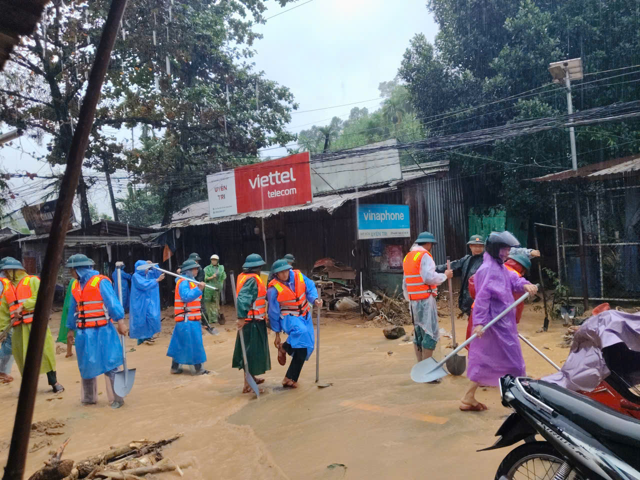 Qu&acirc;n khu 5 th&agrave;nh lập đo&agrave;n c&ocirc;ng t&aacute;c ứng ph&oacute; mưa lũ tại x&atilde; Tr&agrave; My- TP Đ&agrave; Nẵng - Ảnh 3.