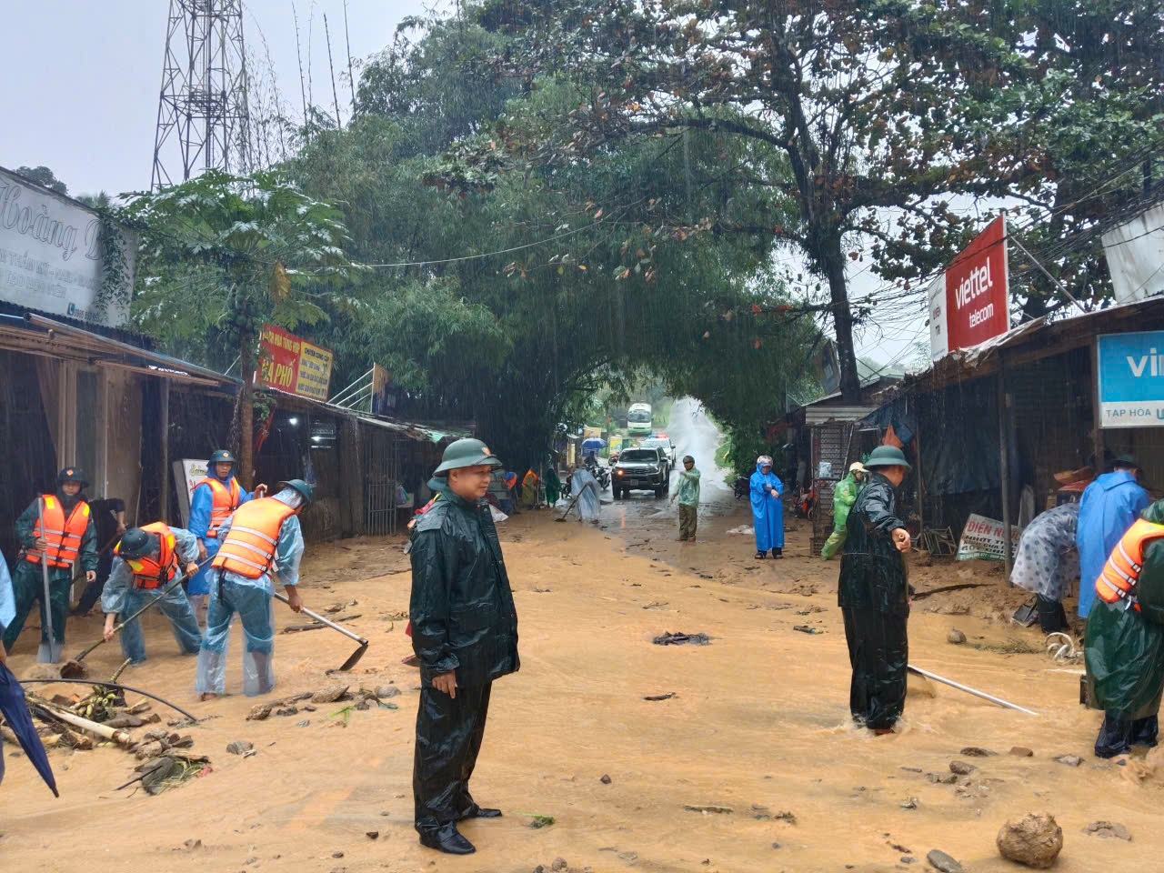 Qu&acirc;n khu 5 th&agrave;nh lập đo&agrave;n c&ocirc;ng t&aacute;c ứng ph&oacute; mưa lũ tại x&atilde; Tr&agrave; My- TP Đ&agrave; Nẵng - Ảnh 4.