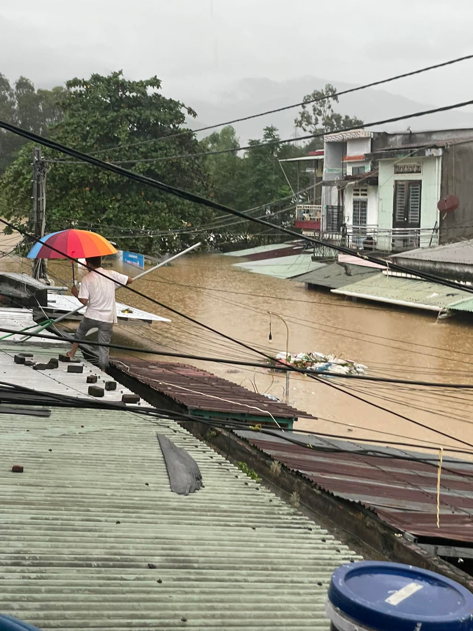 Lũ đặc biệt lớn ở Đà Nẵng buộc xã Trà Leng di dời trụ sở trong đêm - Ảnh 2.
